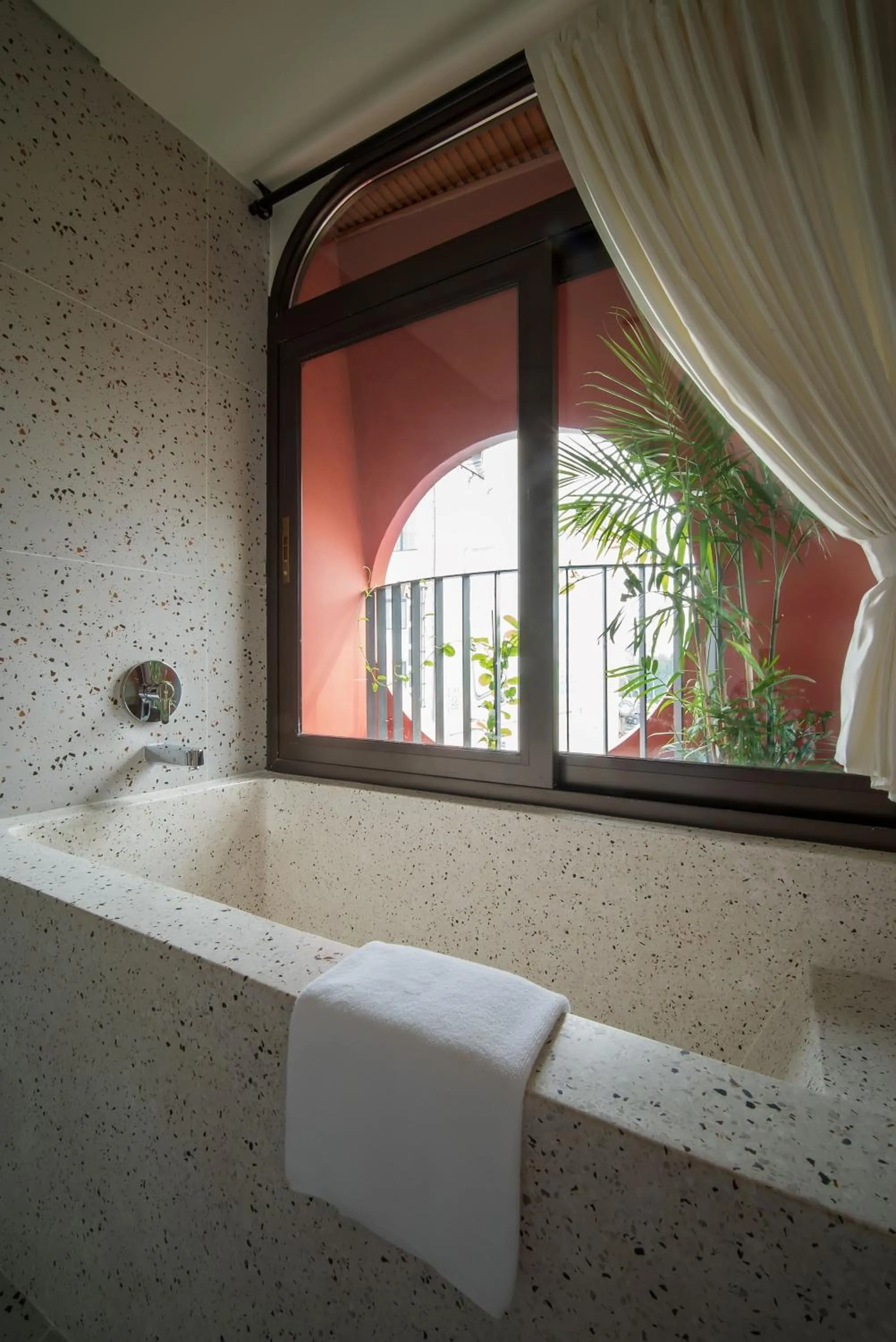 Bath in Me Saigon Boutique Hotel