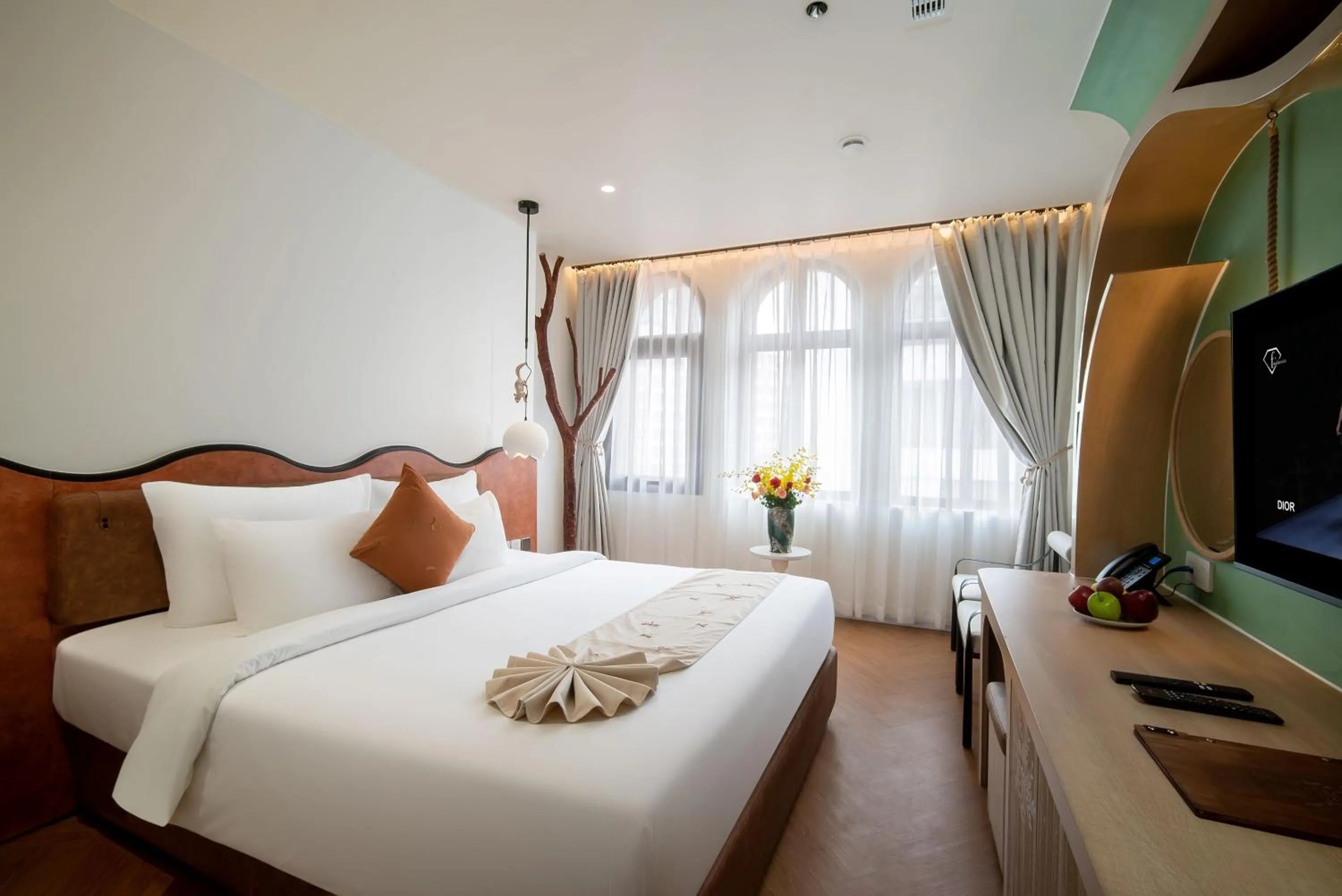Photo of the whole room, Bed in Me Saigon Boutique Hotel