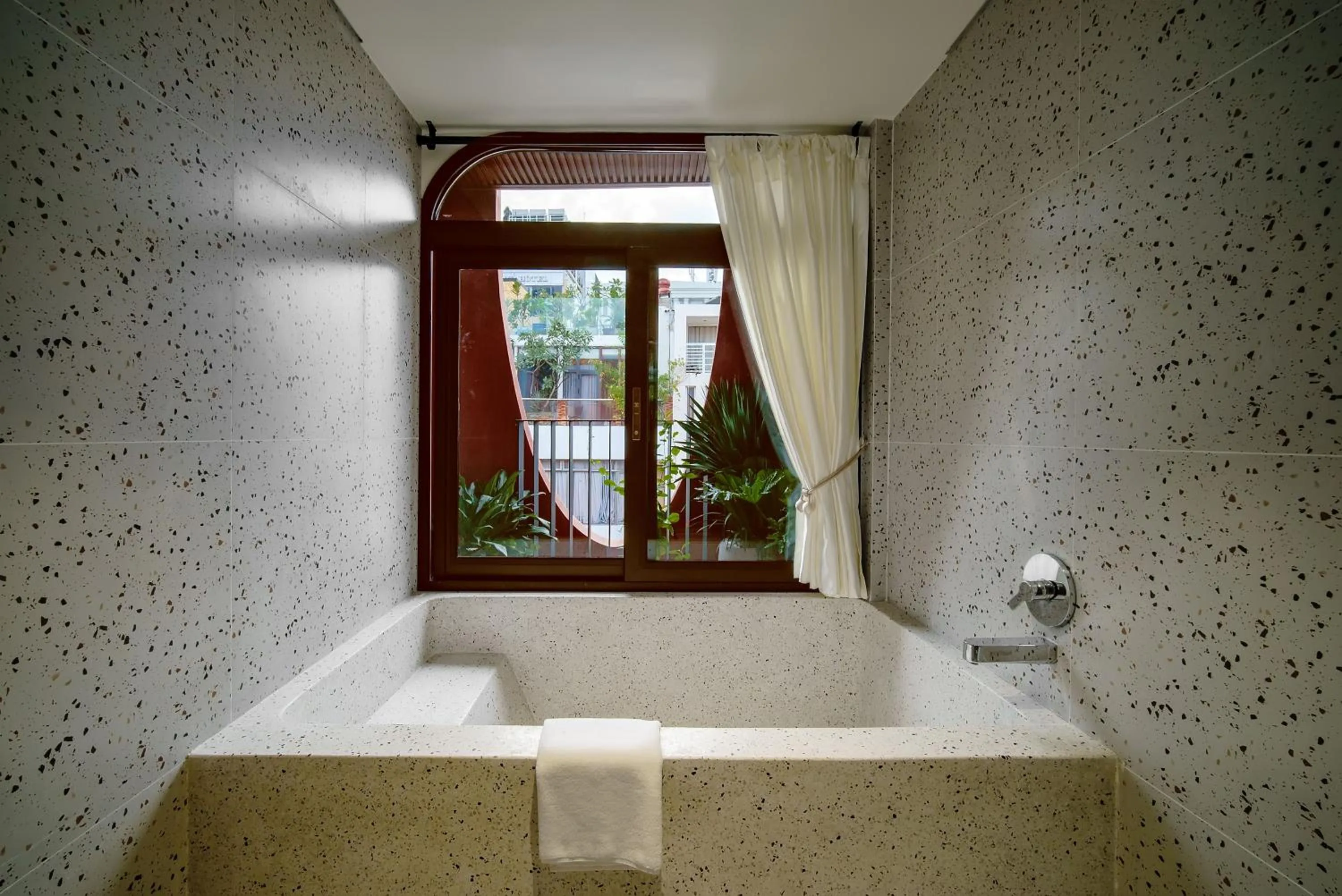 Bath in Me Saigon Boutique Hotel