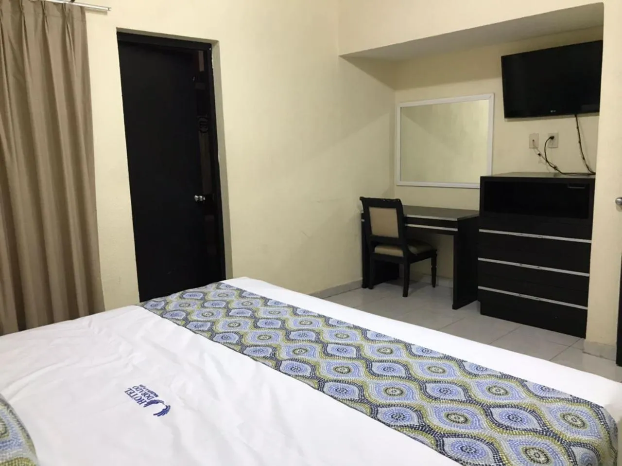 Photo of the whole room, Bed in Hotel Dorado a una calle de Playa Regatas y el Malecon