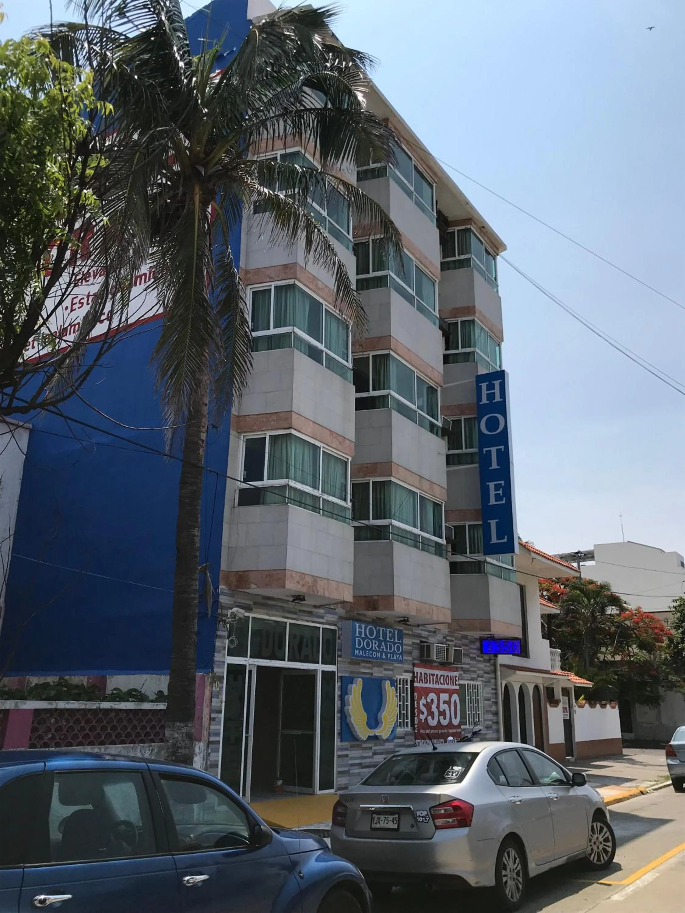 Property building in Hotel Dorado a una calle de Playa Regatas y el Malecon