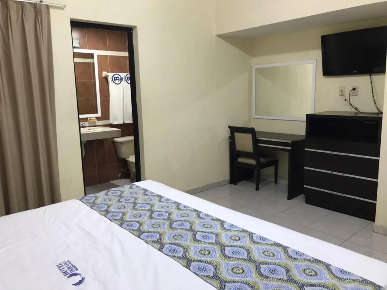 Photo of the whole room, Bed in Hotel Dorado a una calle de Playa Regatas y el Malecon