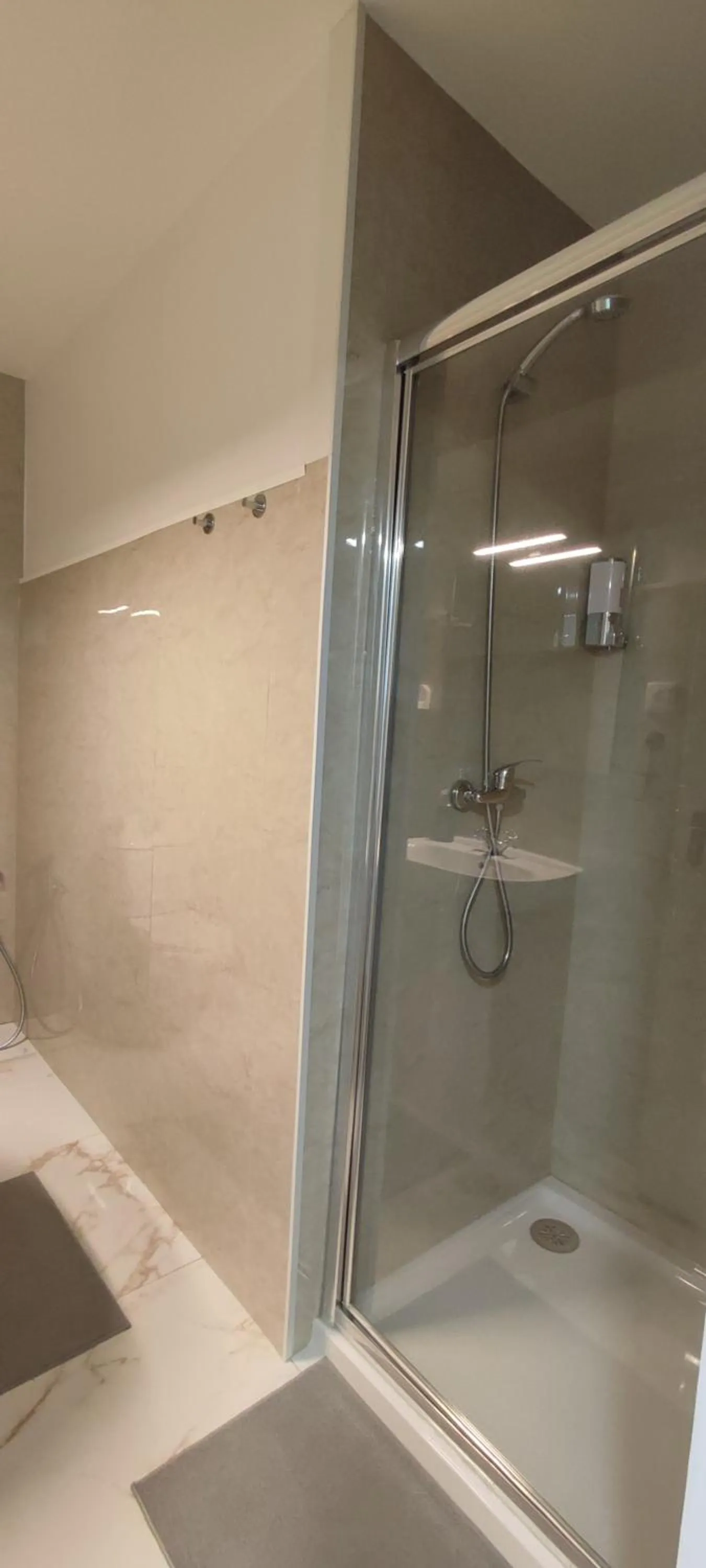 Shower in Habtiar Guest House