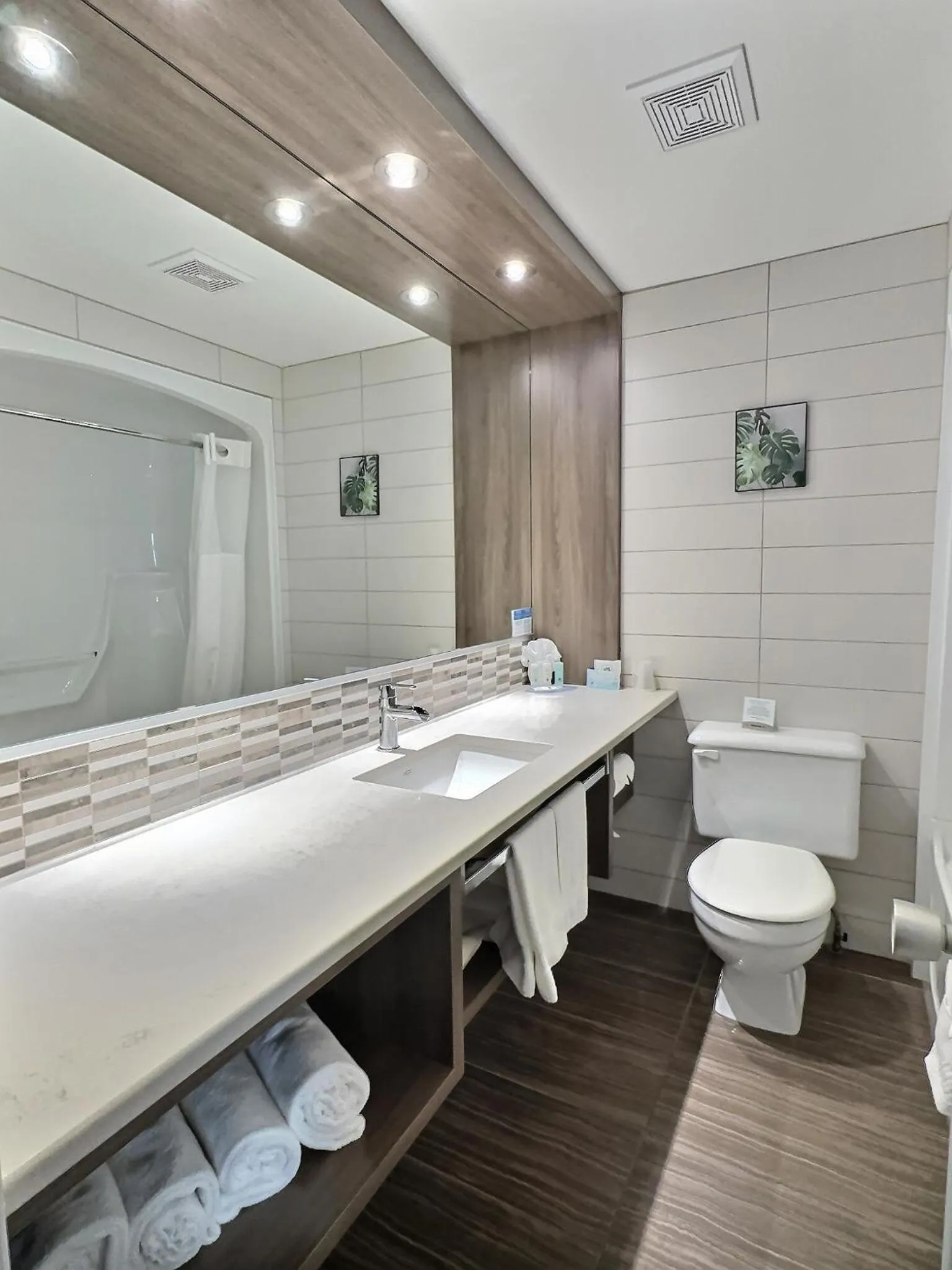 Toilet in Quality Inn Rouyn-Noranda