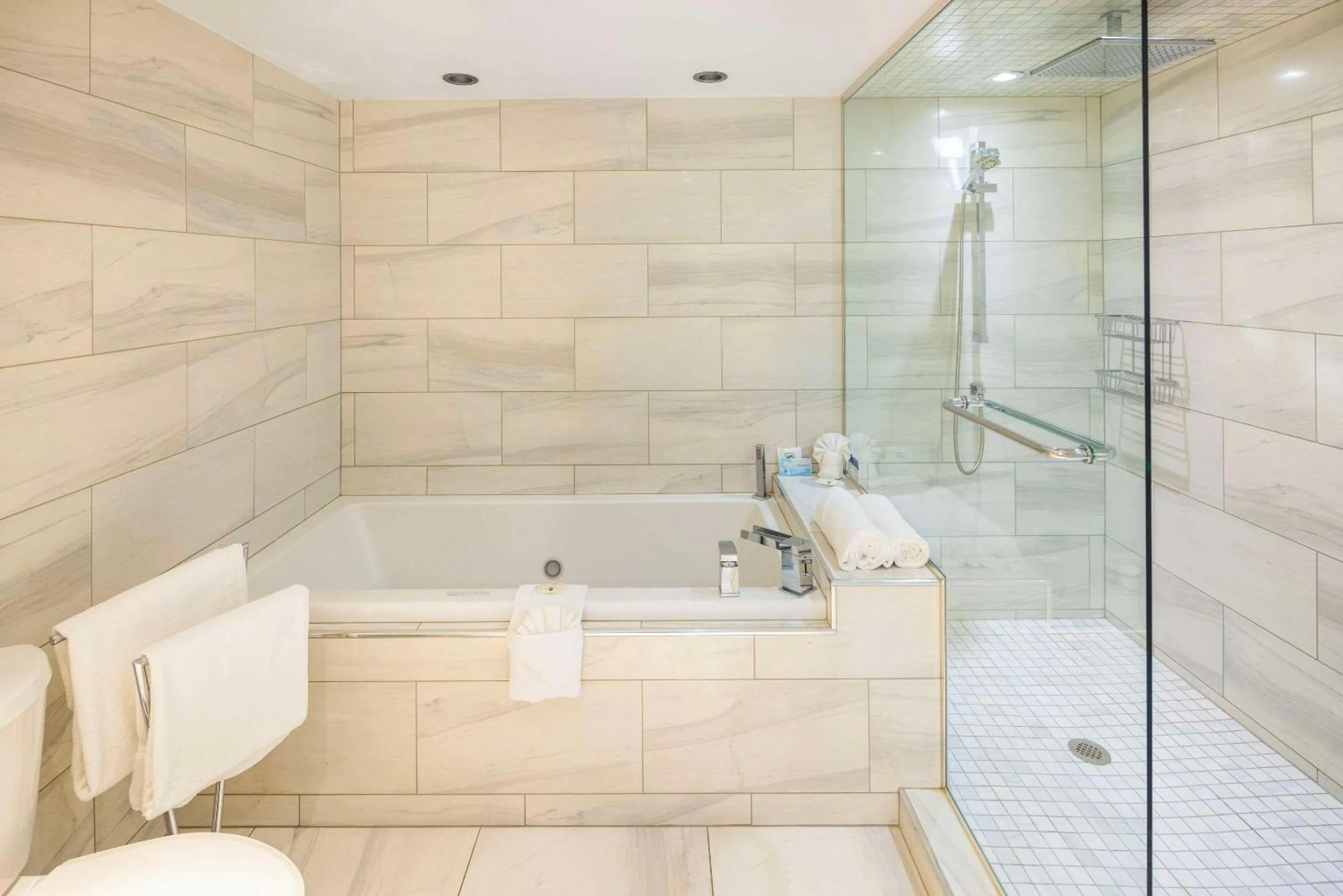 Bedroom in Quality Inn Rouyn-Noranda