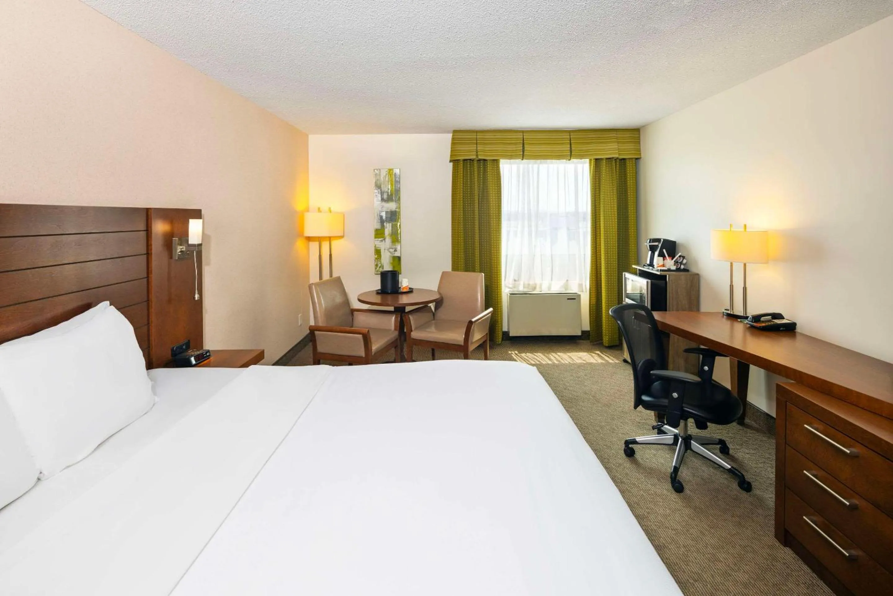 Bedroom, Bed in Quality Inn Rouyn-Noranda