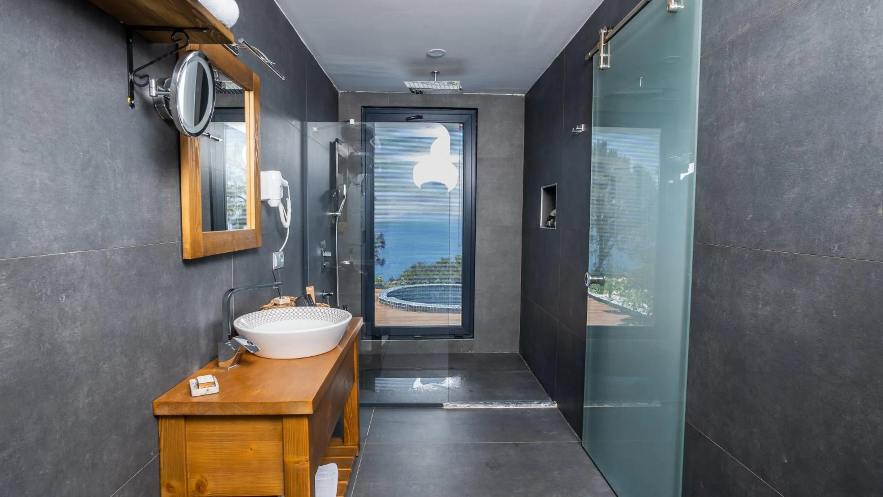 Shower in Vista Del Amor Faralya