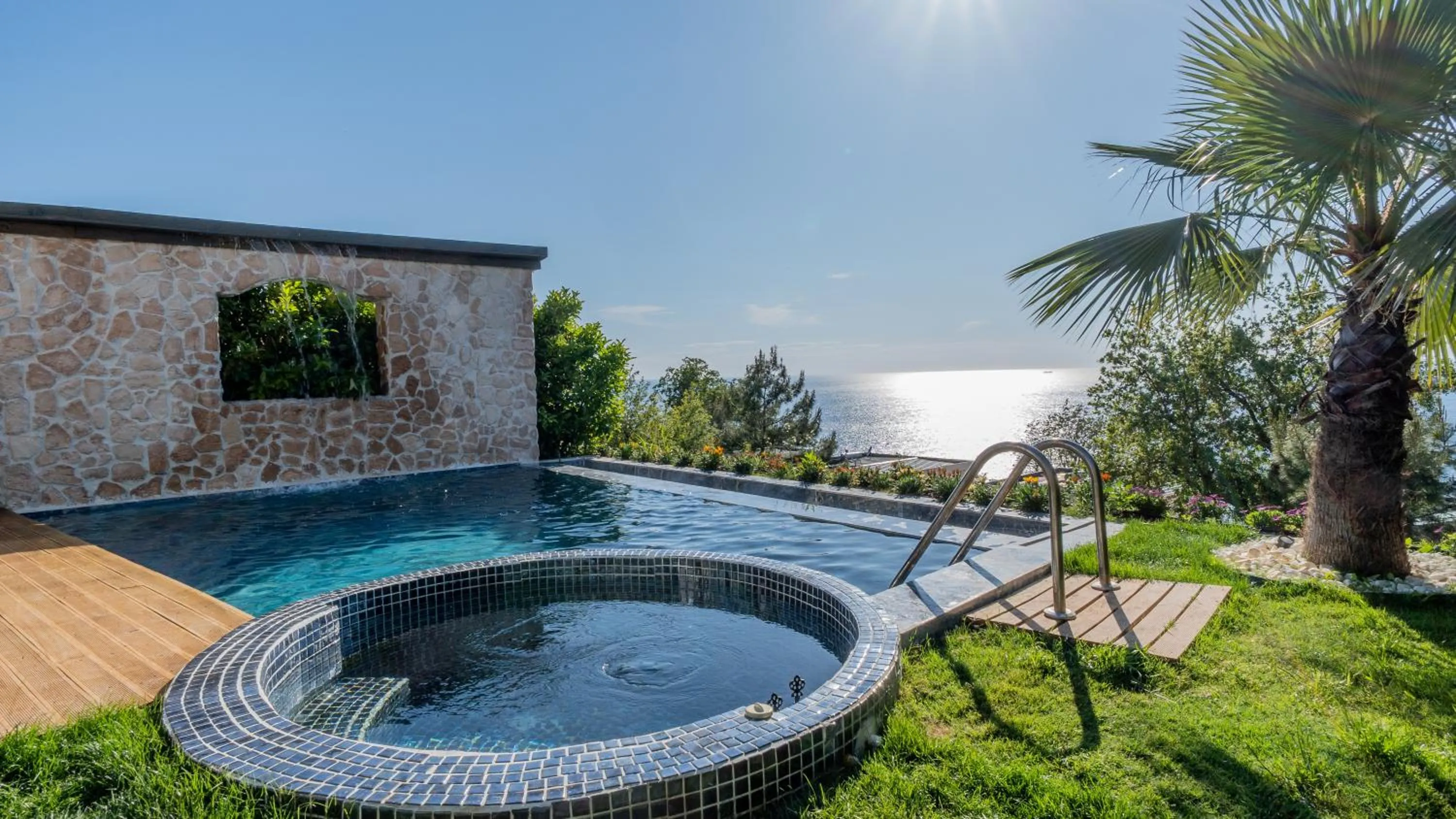 Swimming pool in Vista Del Amor Faralya