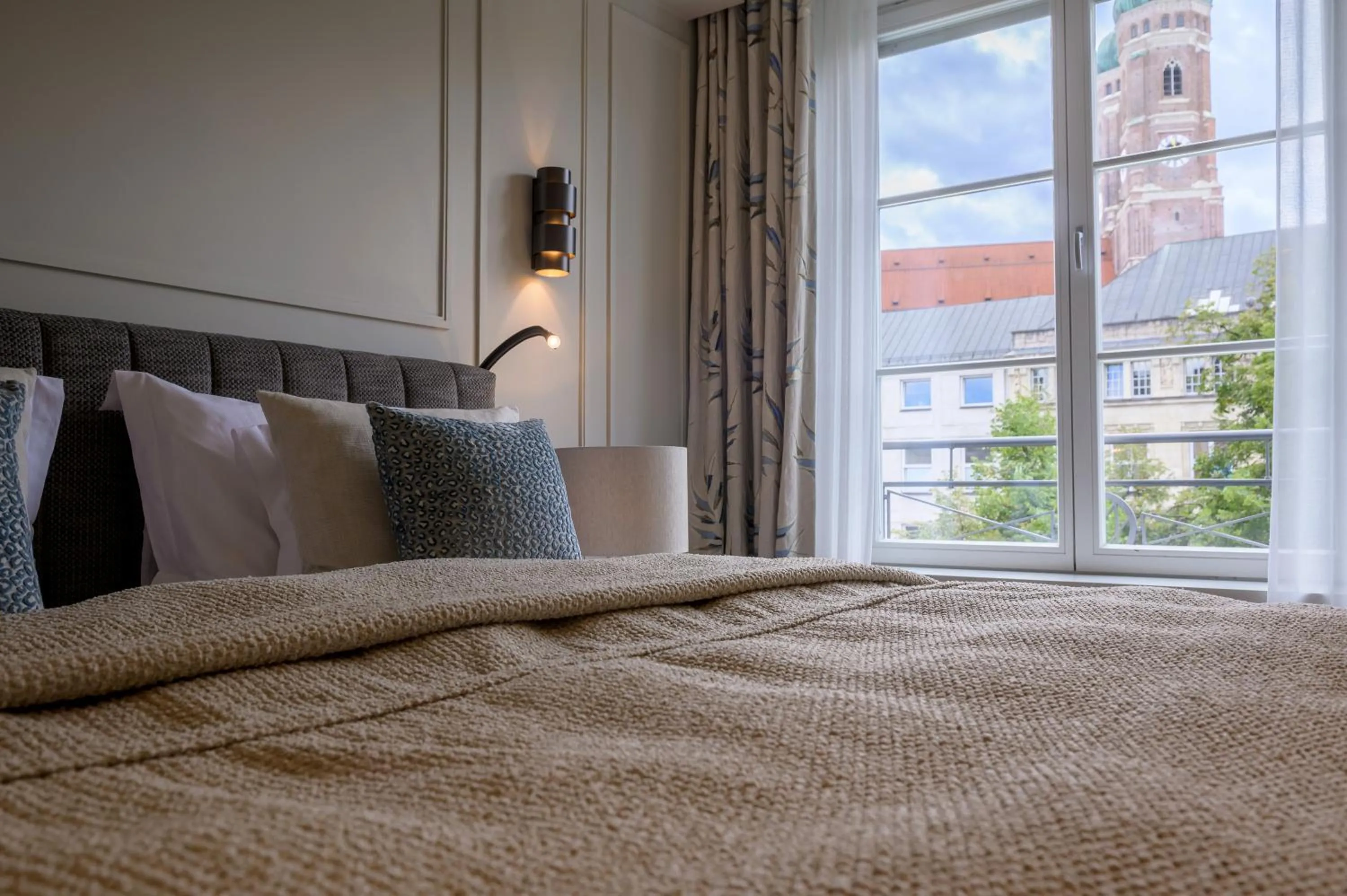 View (from property/room), Bed in Hotel Bayerischer Hof