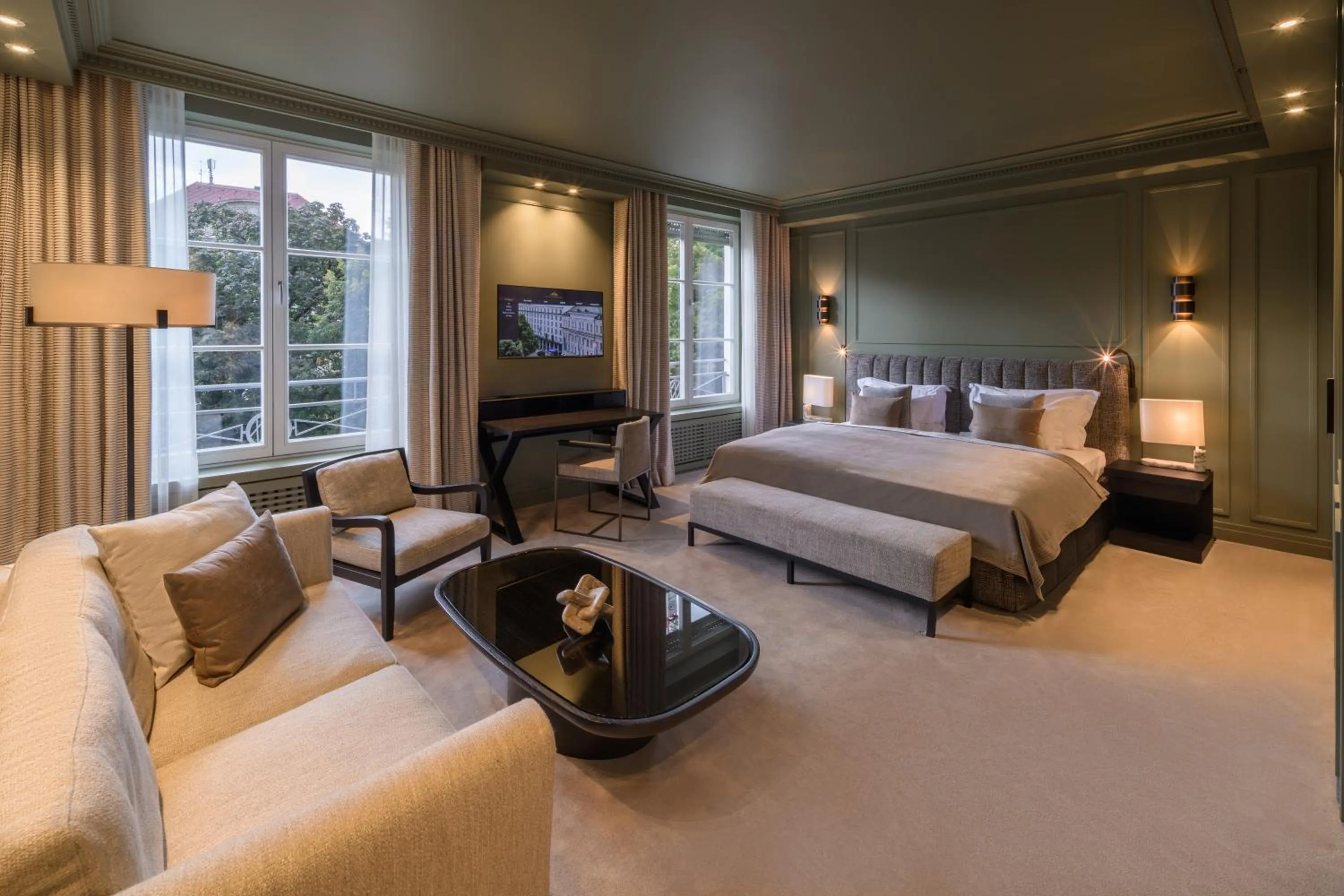 Seating area, Bed in Hotel Bayerischer Hof