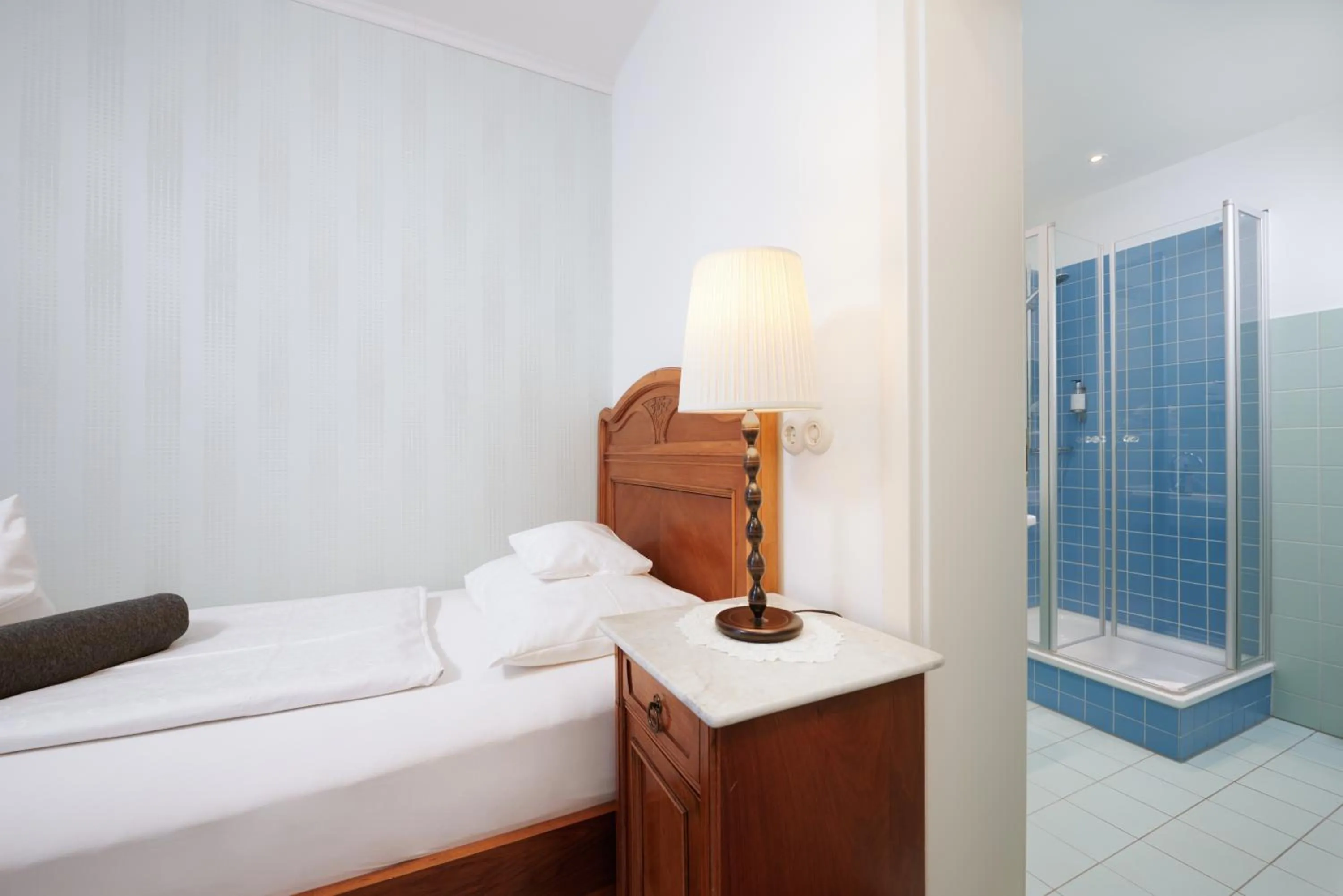 Shower, Bed in Design-Boutique Hotel Vosteen