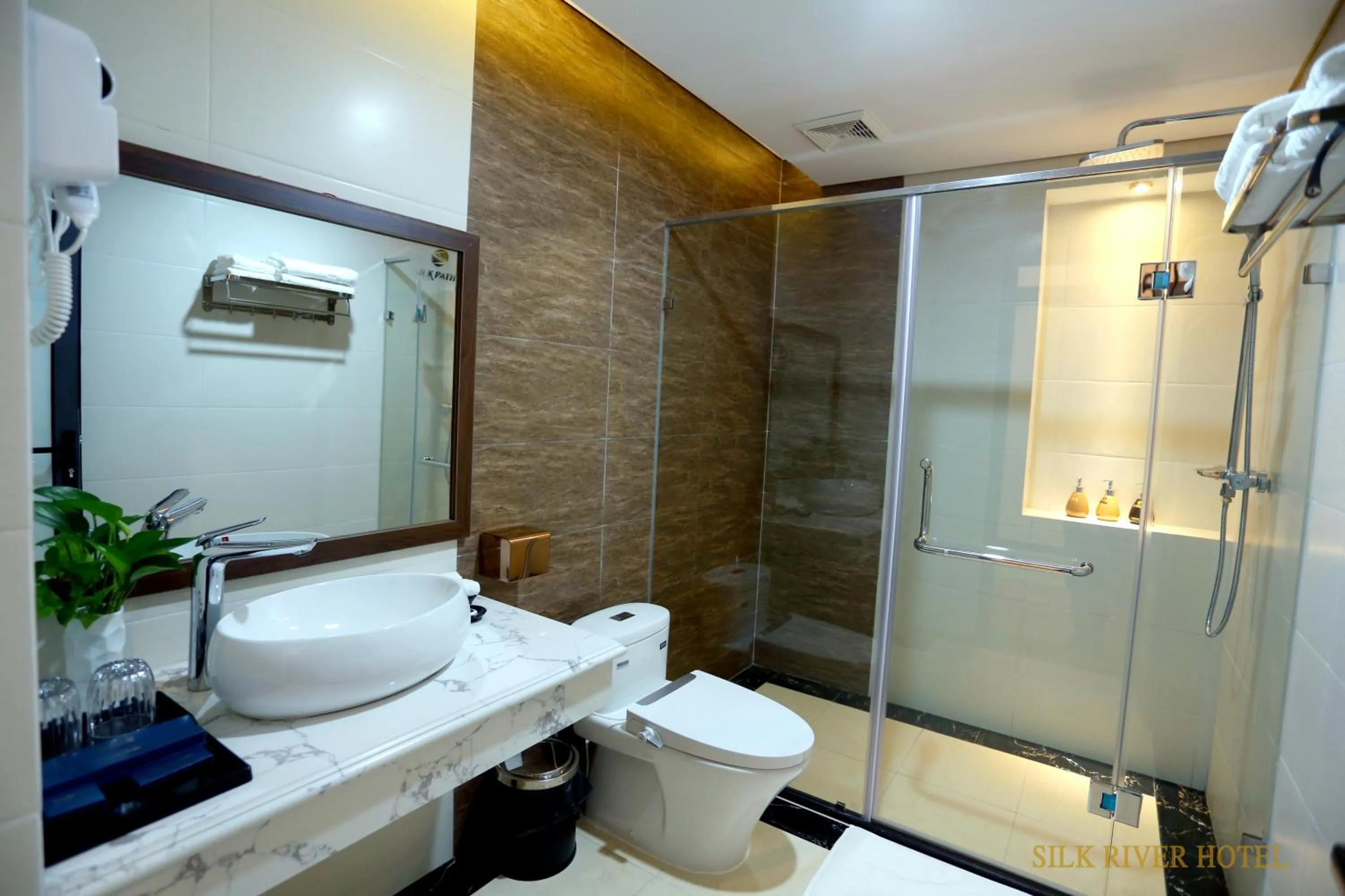 Shower in Silk River Hotel Ha Giang