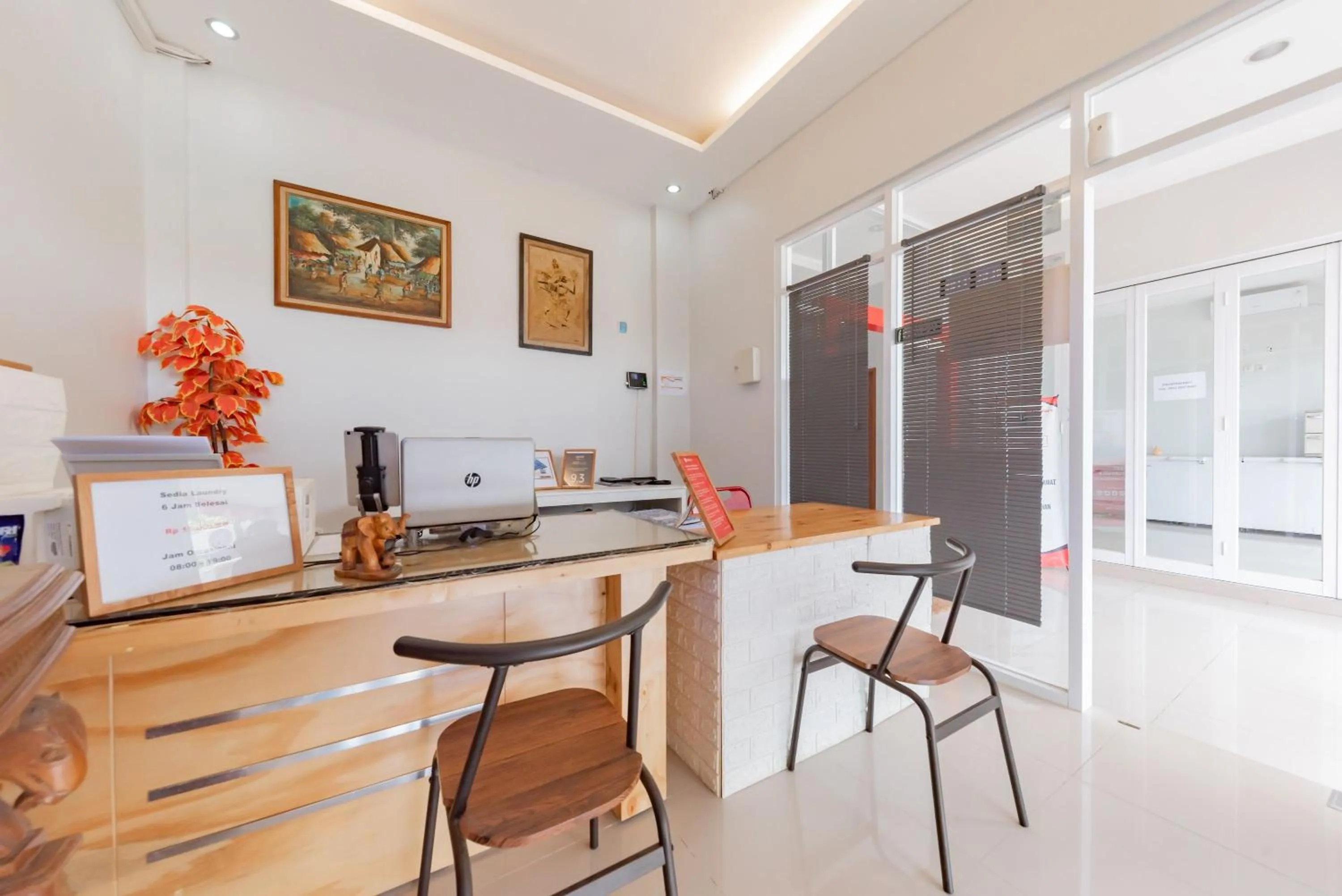 Lobby or reception in RedDoorz Syariah near DPRD Kabupaten Subang