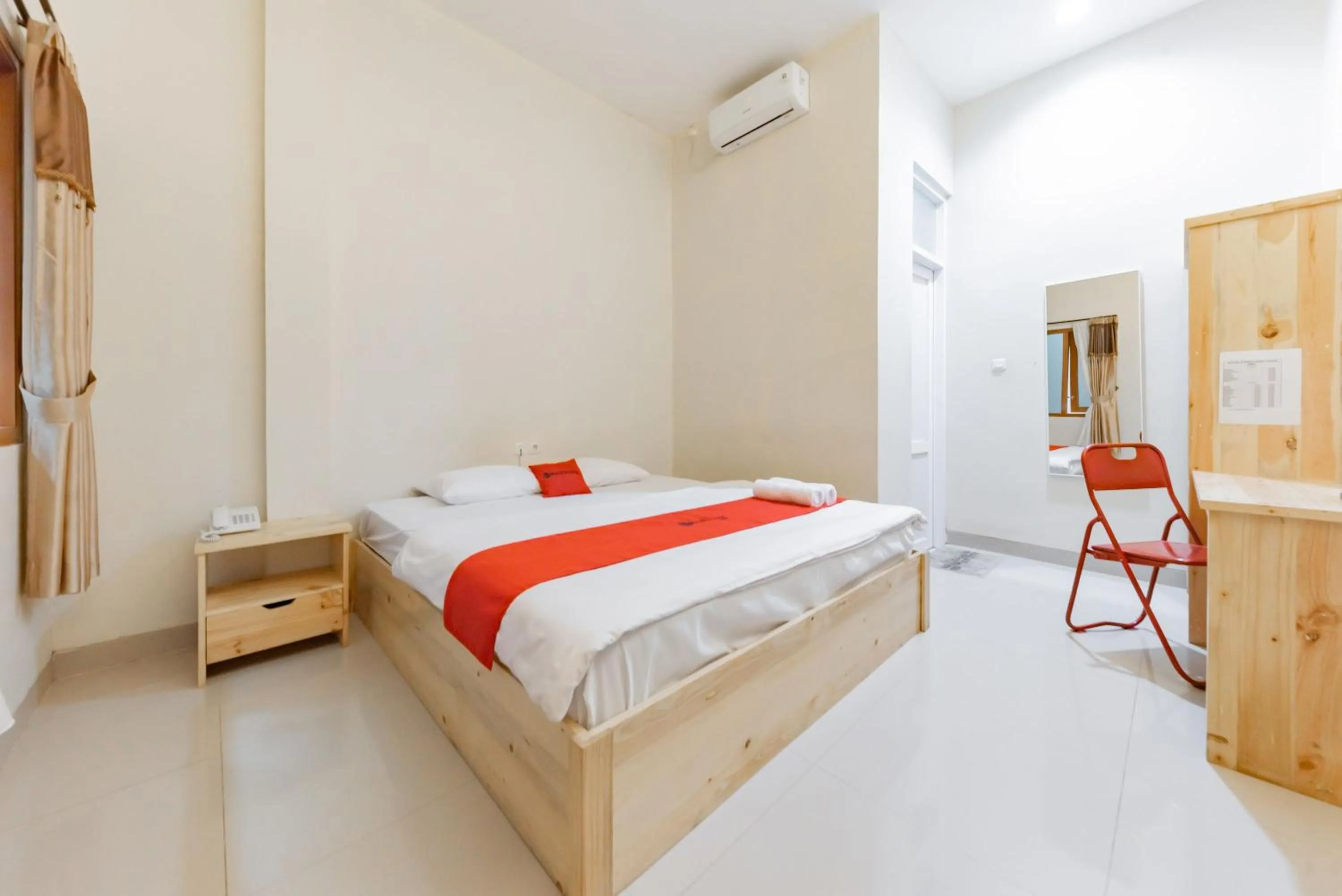 Bedroom, Bed in RedDoorz Syariah near DPRD Kabupaten Subang