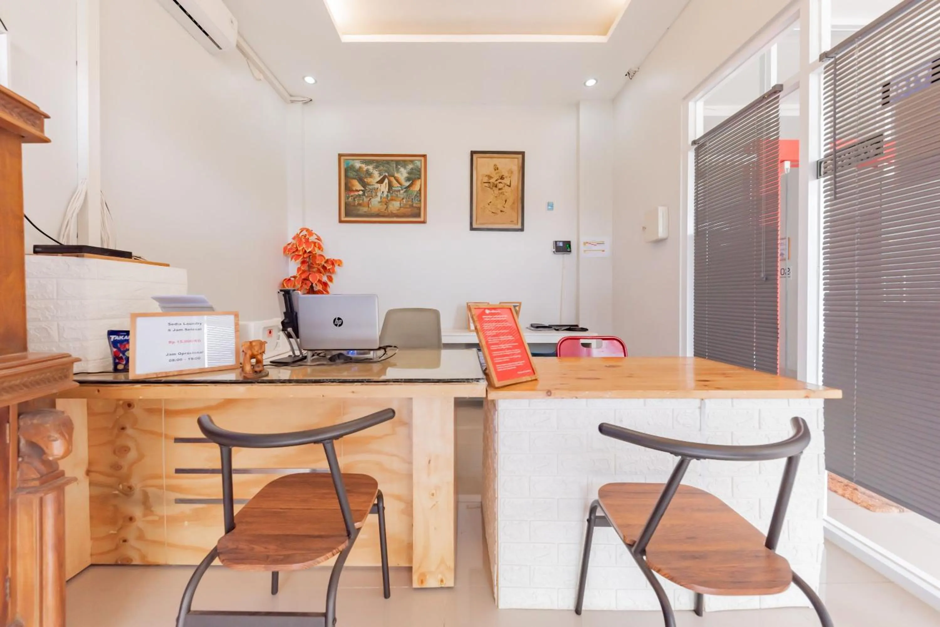 Lobby or reception in RedDoorz Syariah near DPRD Kabupaten Subang