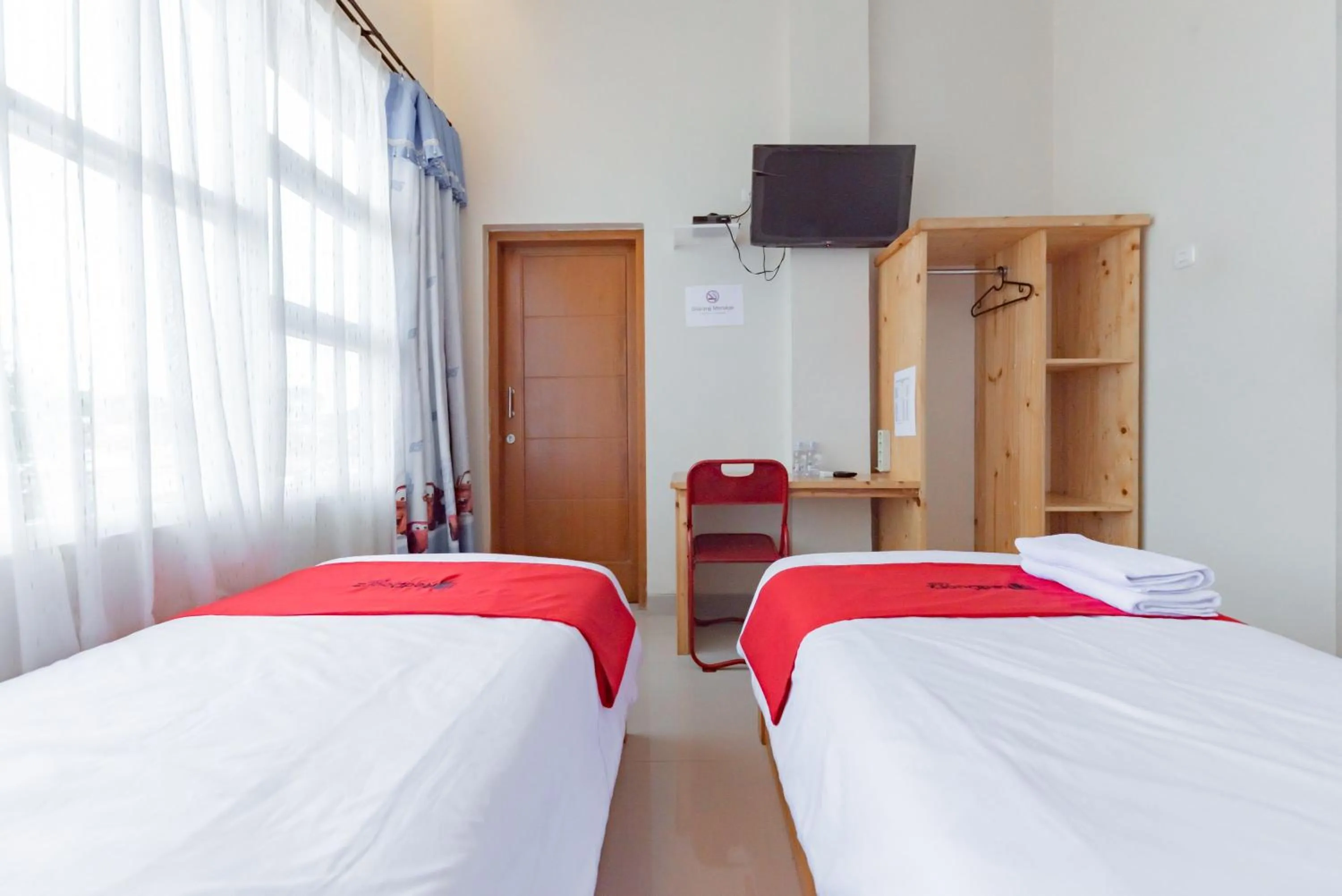 Bedroom, Bed in RedDoorz Syariah near DPRD Kabupaten Subang