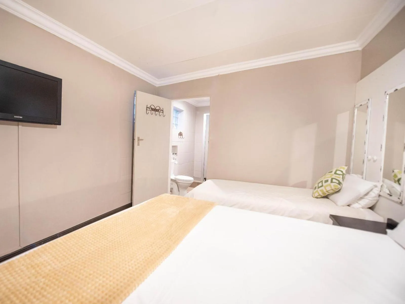 TV and multimedia, Bed in Cottonwood Guesthouse Oasis