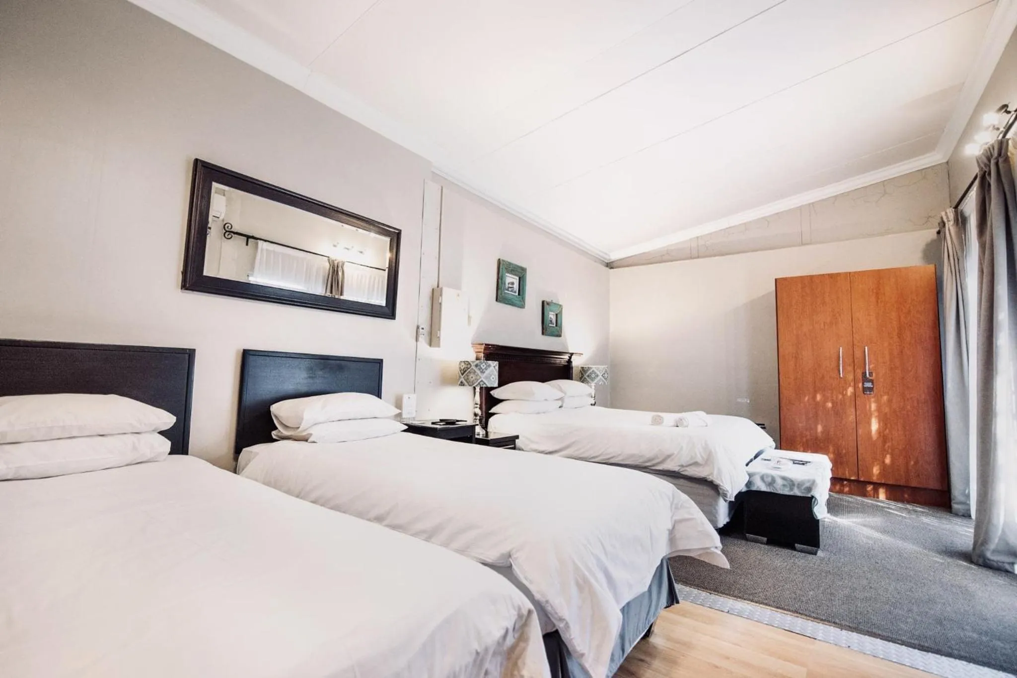 Photo of the whole room, Bed in Cottonwood Guesthouse Oasis