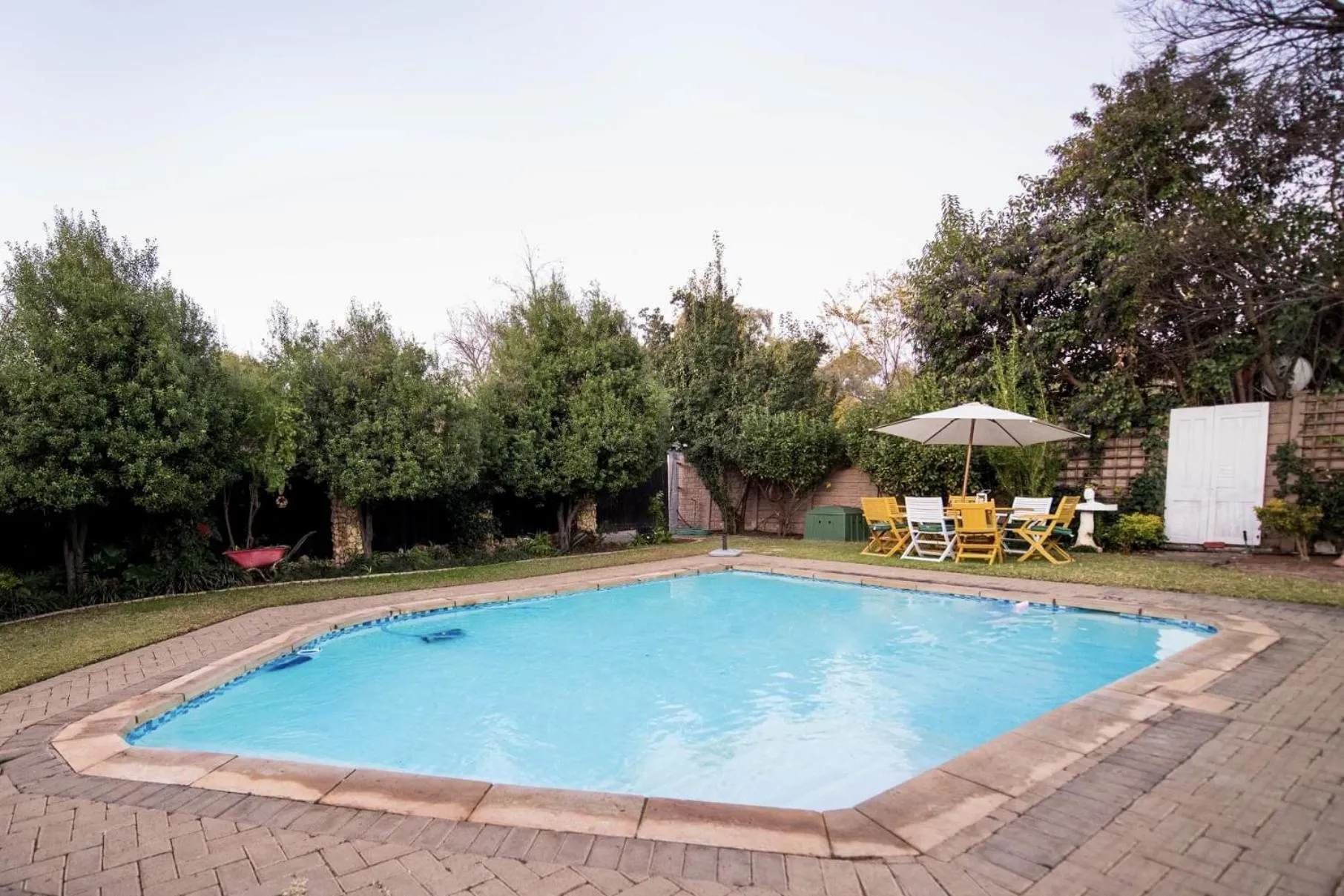 Swimming pool in Cottonwood Guesthouse Oasis