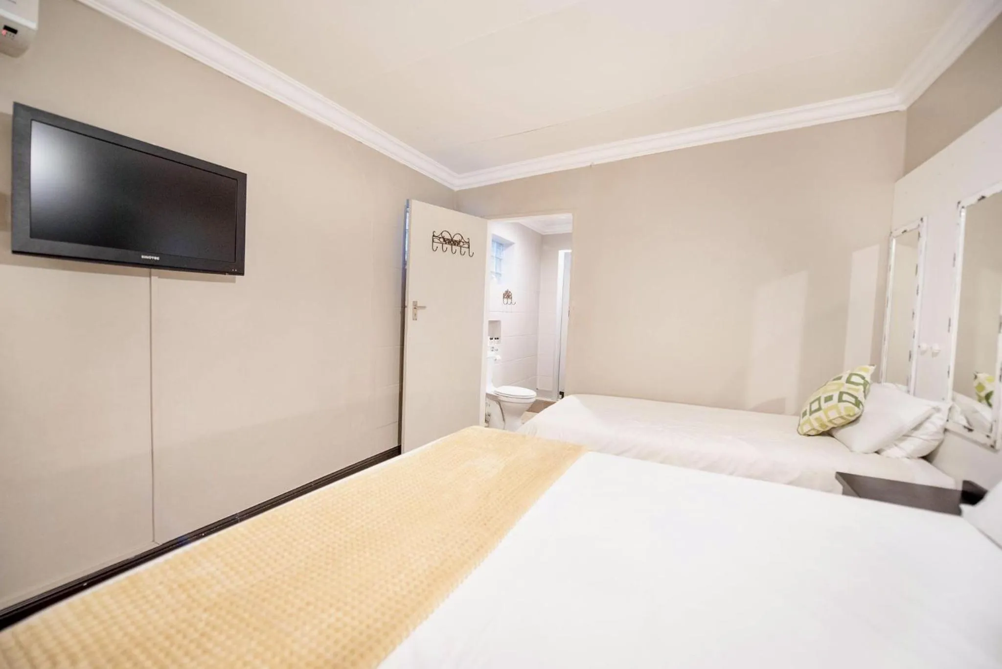 TV and multimedia, Bed in Cottonwood Guesthouse Oasis