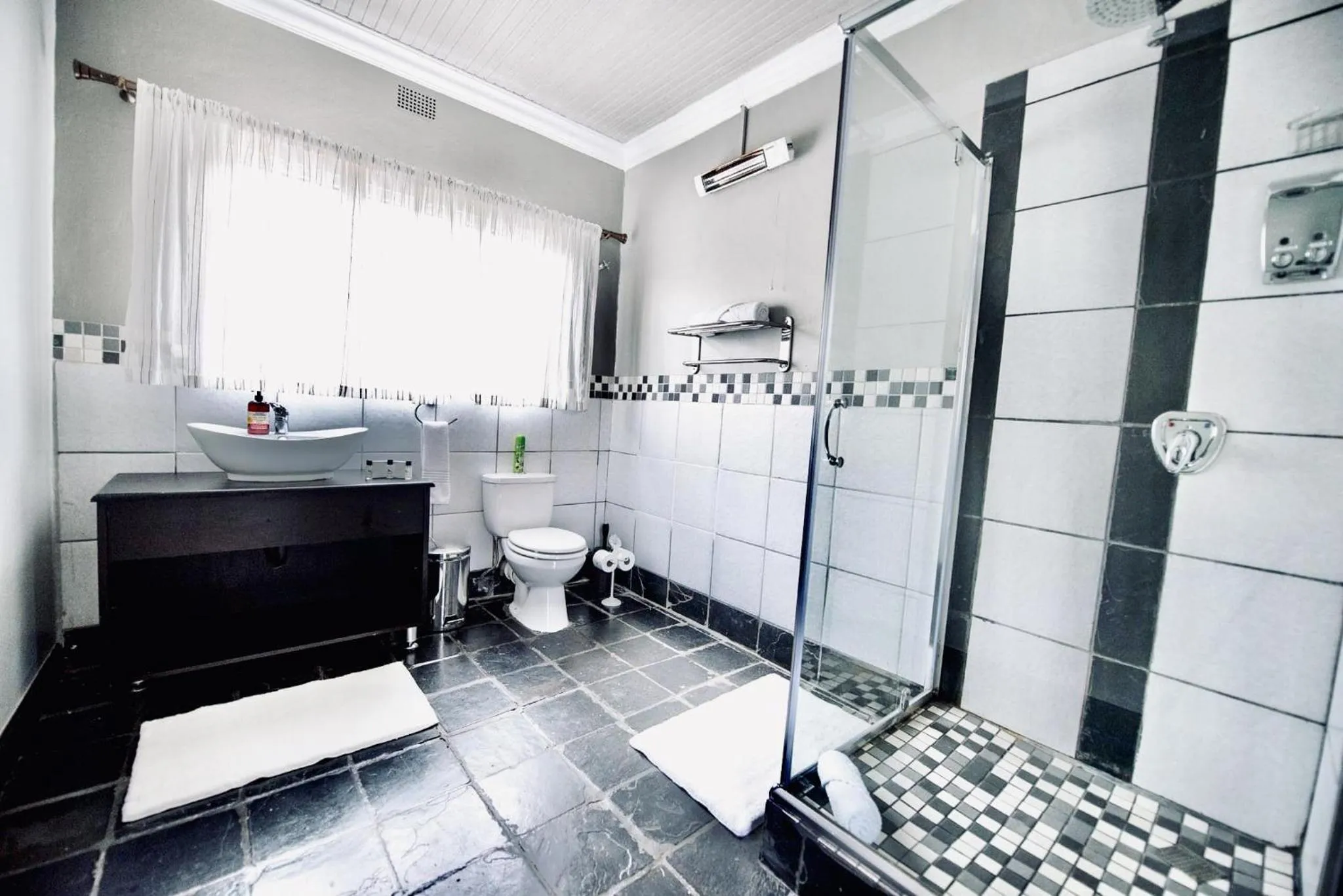 Bathroom in Cottonwood Guesthouse Oasis