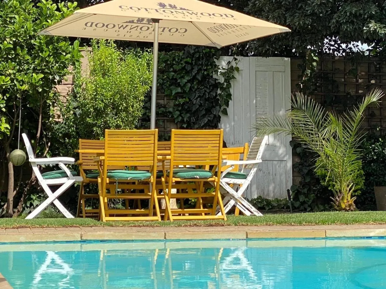 Swimming pool in Cottonwood Guesthouse Oasis