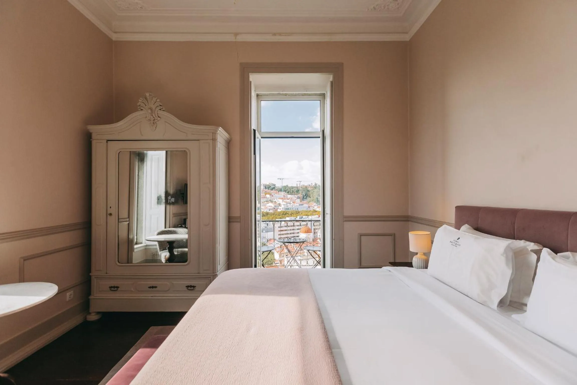 Photo of the whole room, Bed in Torel Palace Lisbon
