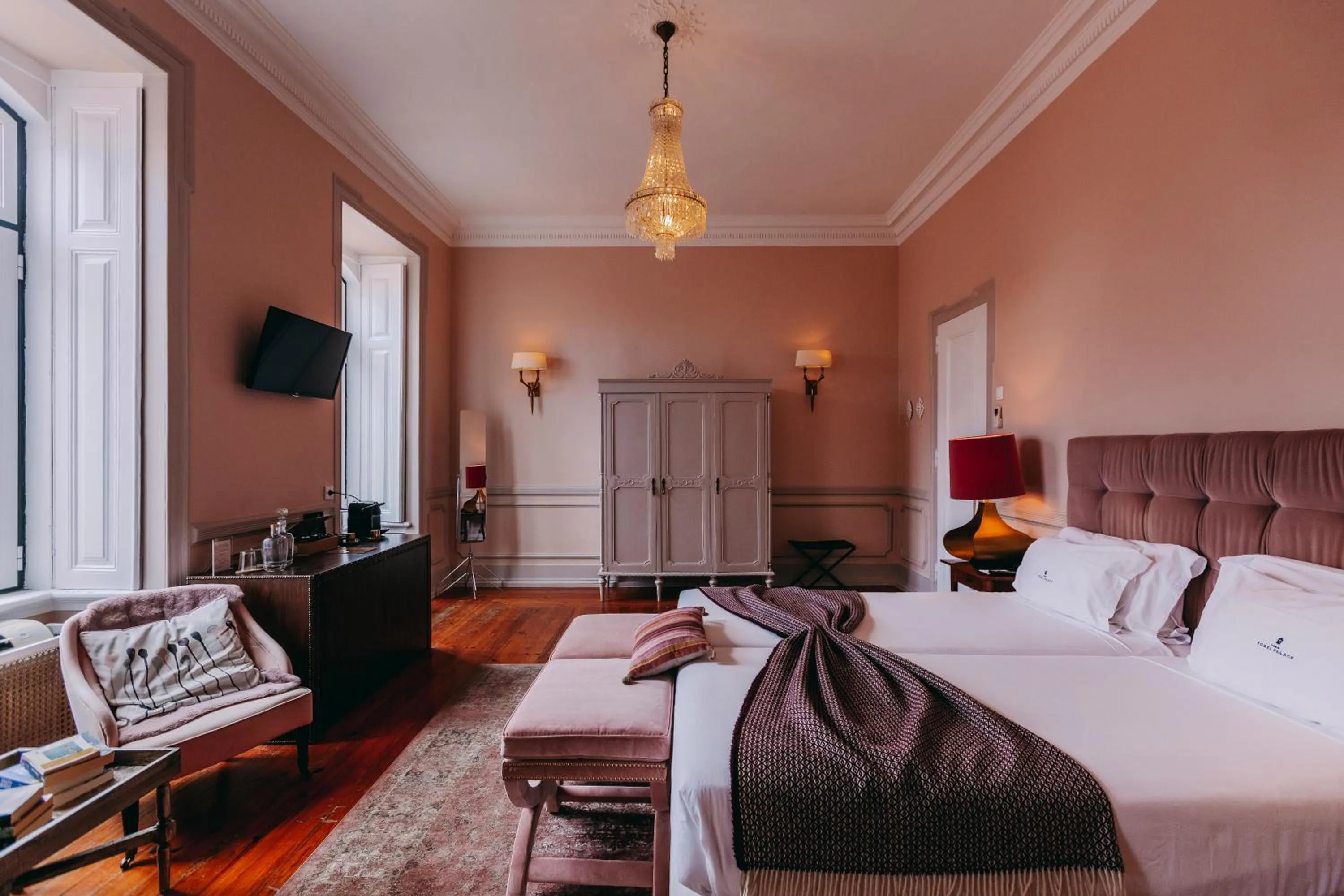 Photo of the whole room, Bed in Torel Palace Lisbon