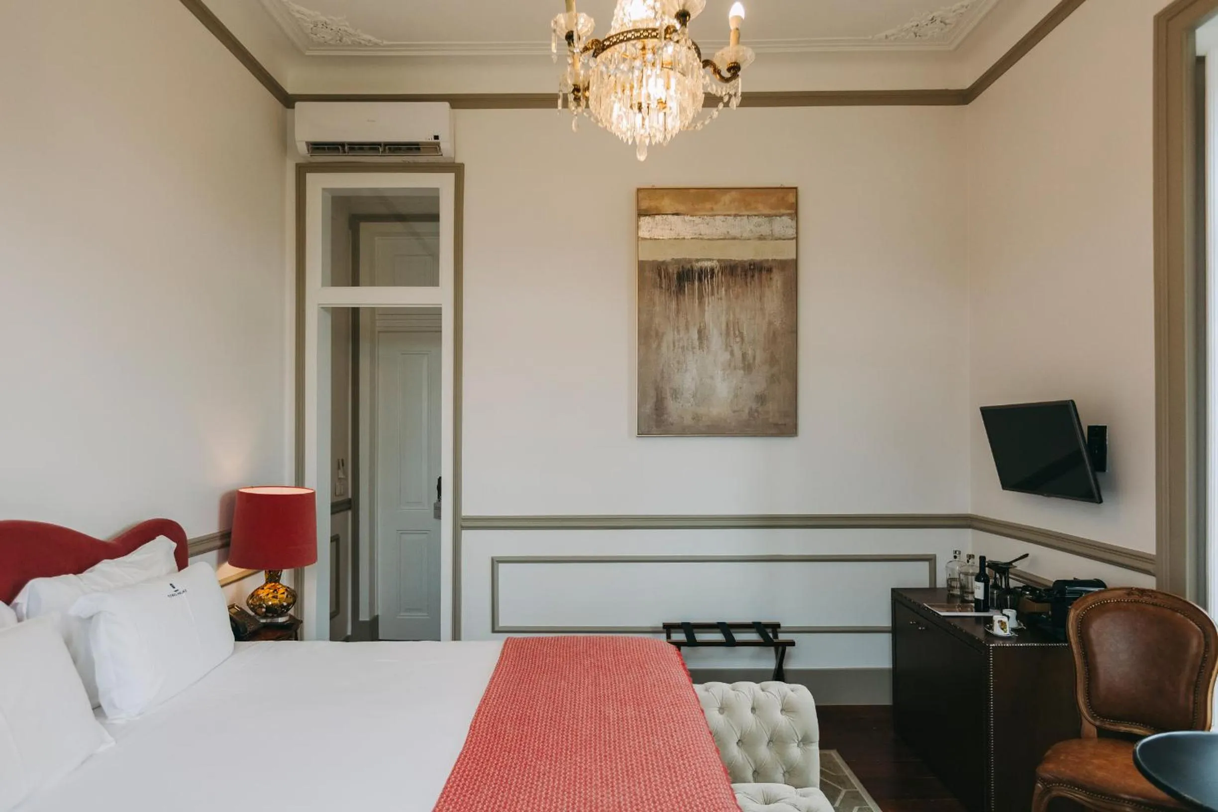 Bedroom, Bed in Torel Palace Lisbon