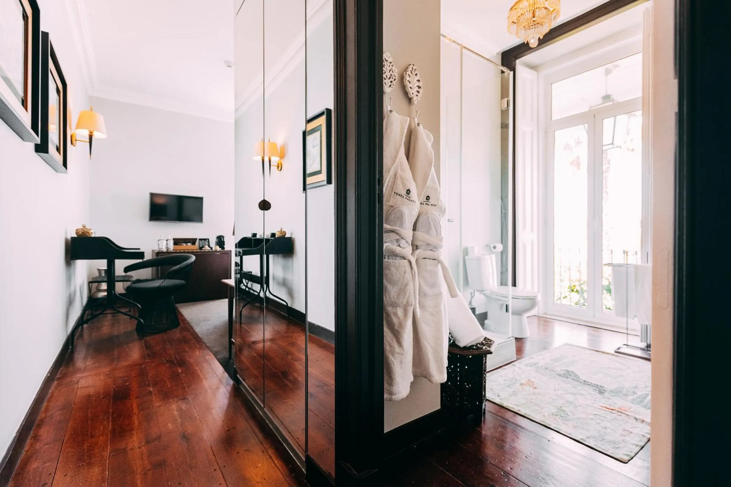Bathroom, Bed in Torel Palace Lisbon