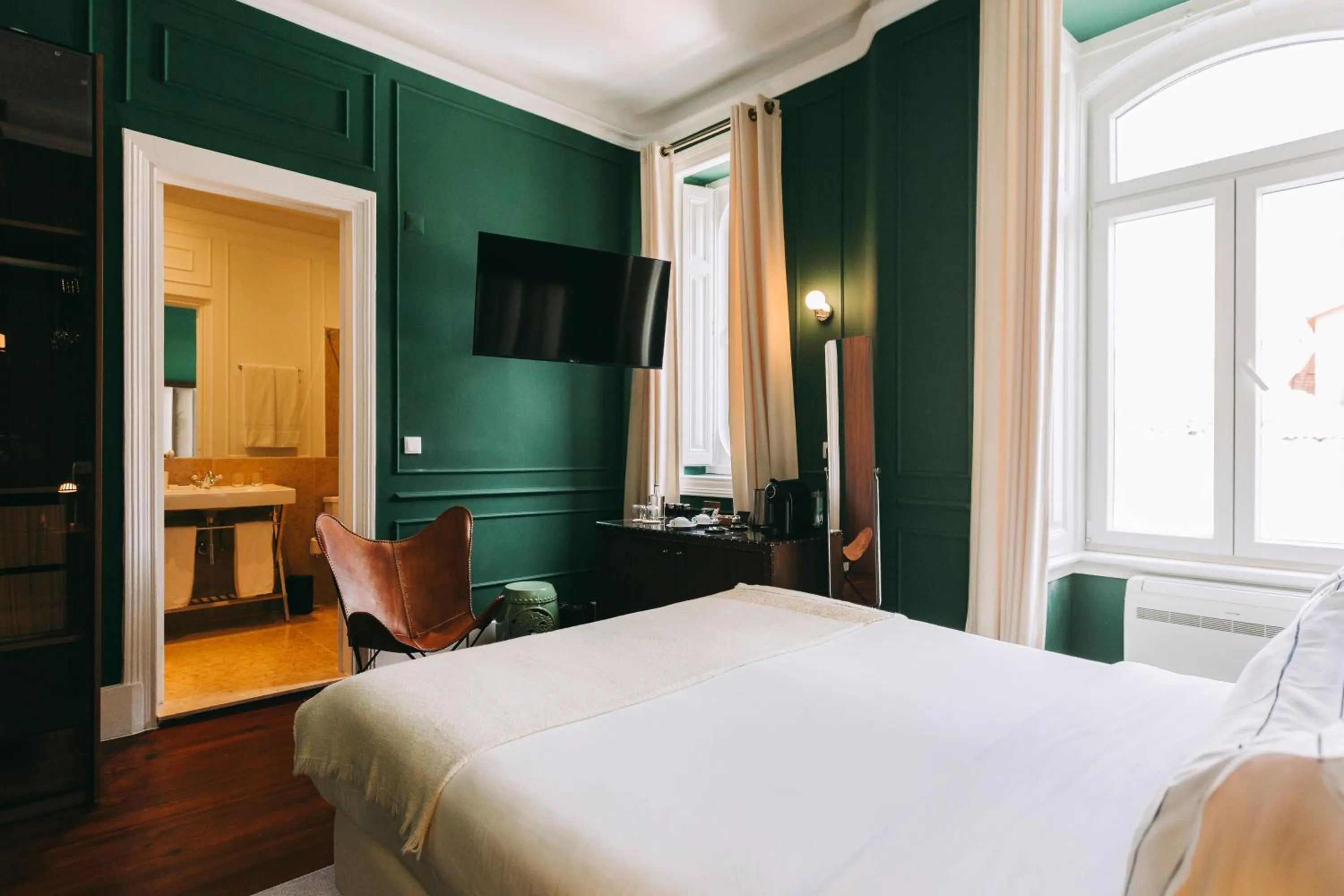 Bedroom, Bed in Torel Palace Lisbon