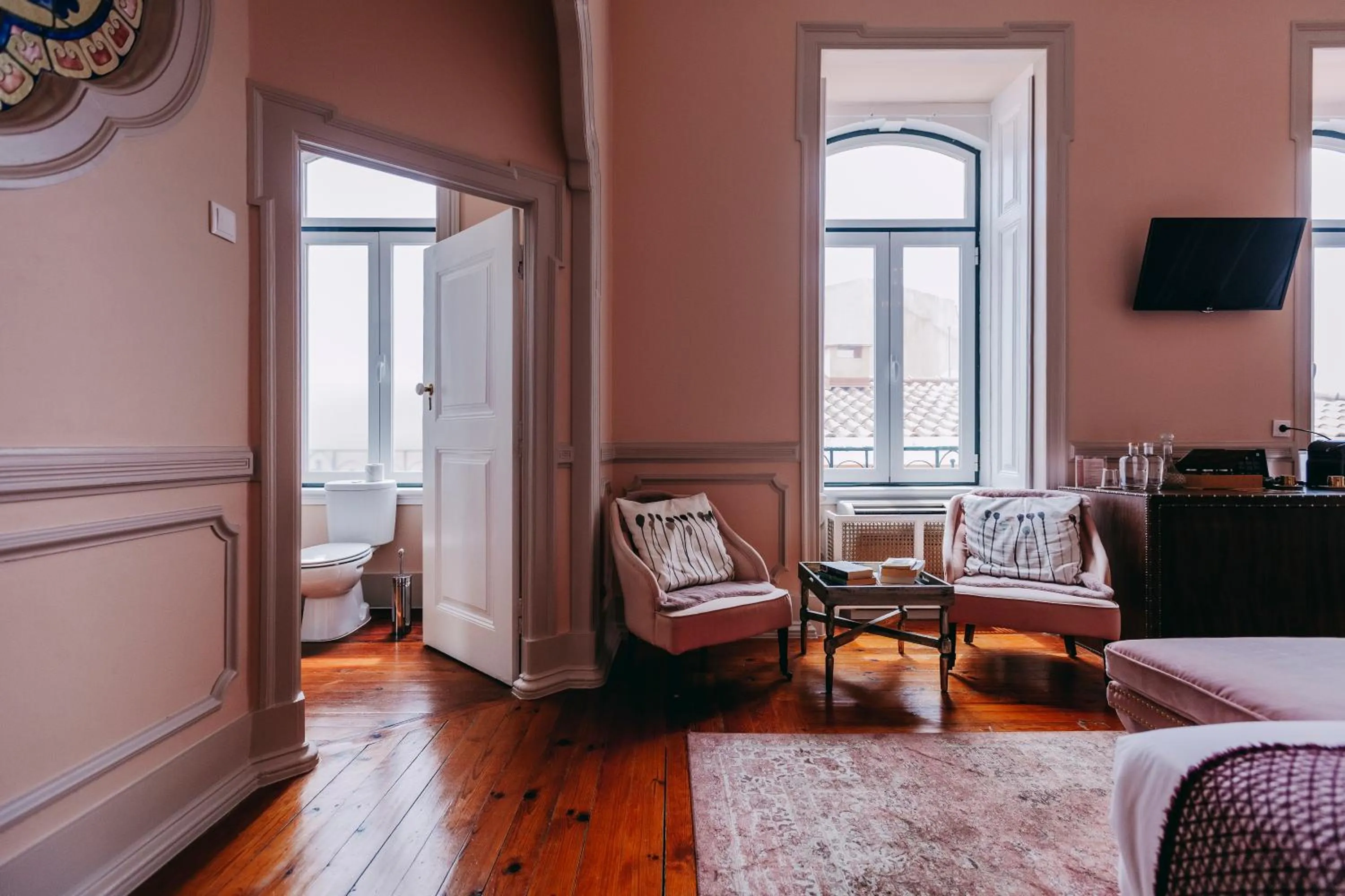 Seating area, Bed in Torel Palace Lisbon