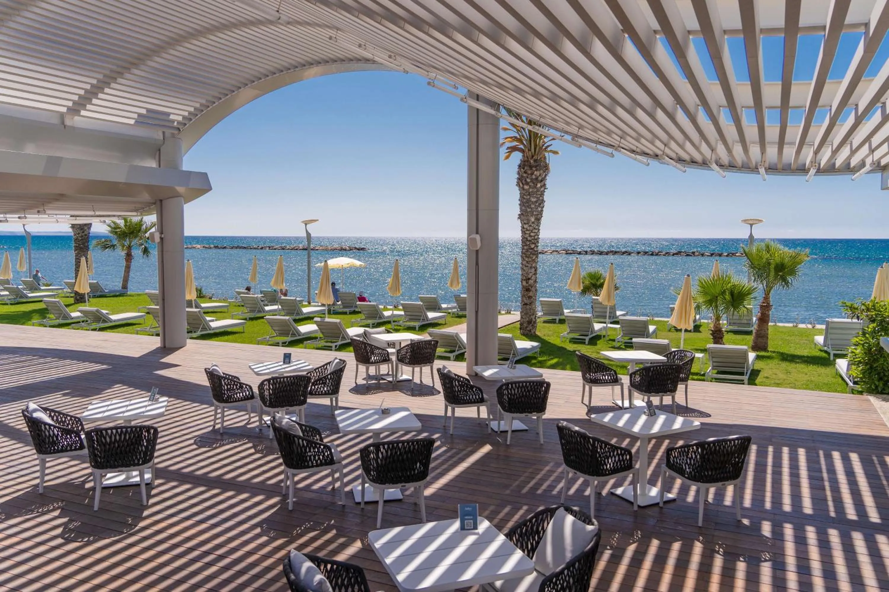 Lounge or bar in Radisson Beach Resort Larnaca