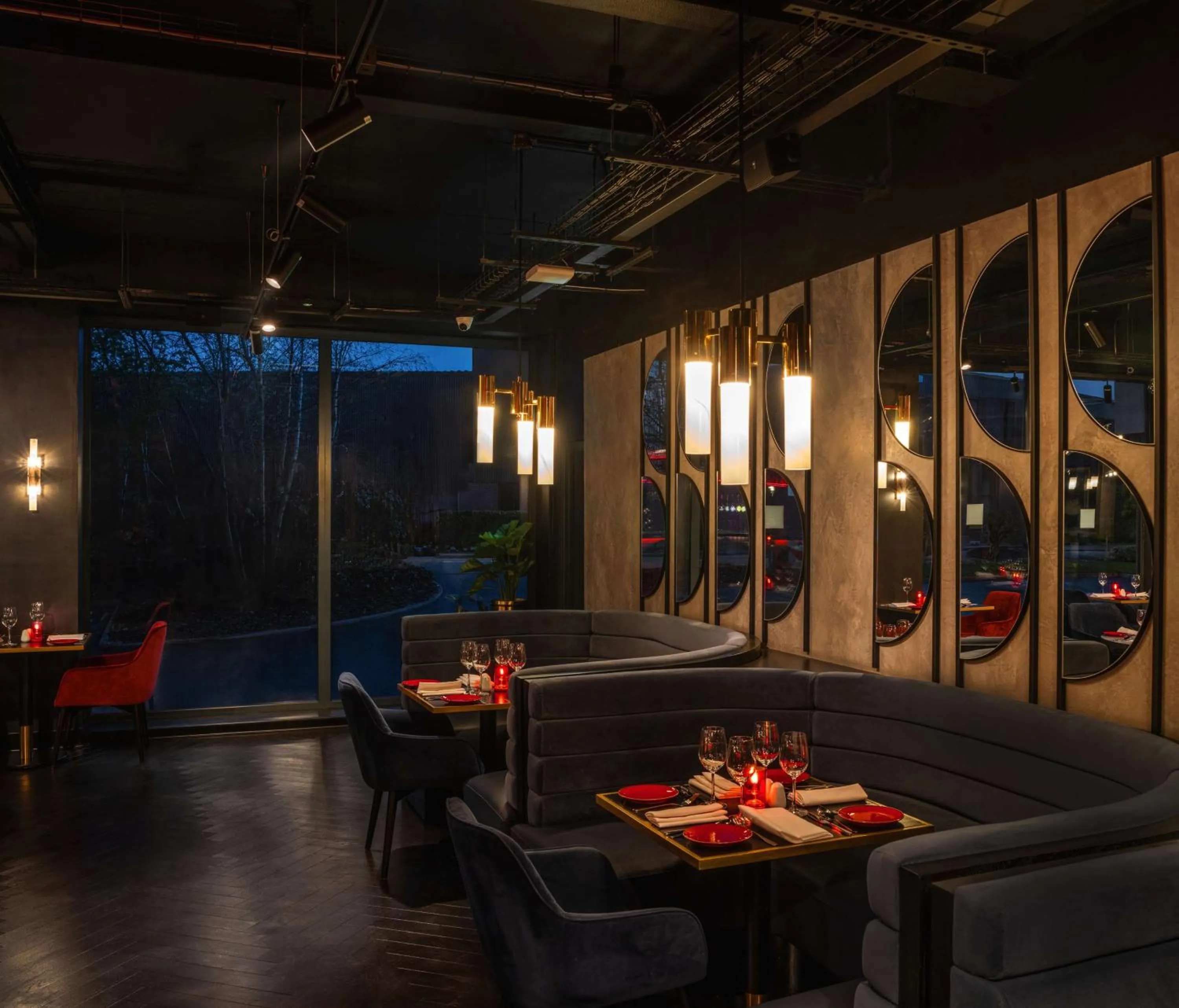 Restaurant/places to eat in Radisson RED London Gatwick Airport