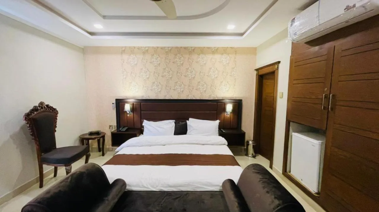 Bed in Golden Sand Hotel Rahim Yar Khan