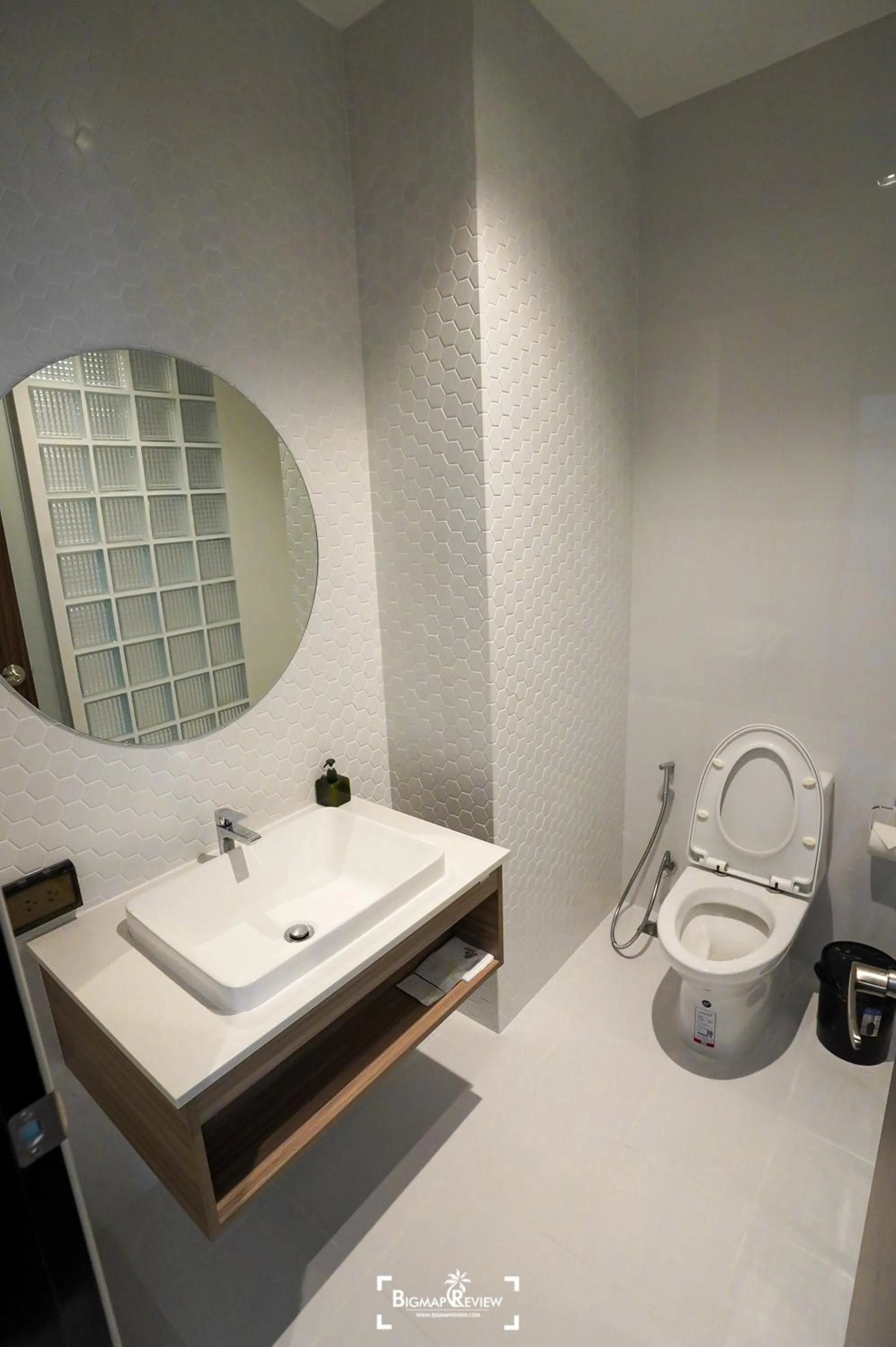 Toilet in Play Poshtel & Cafe'