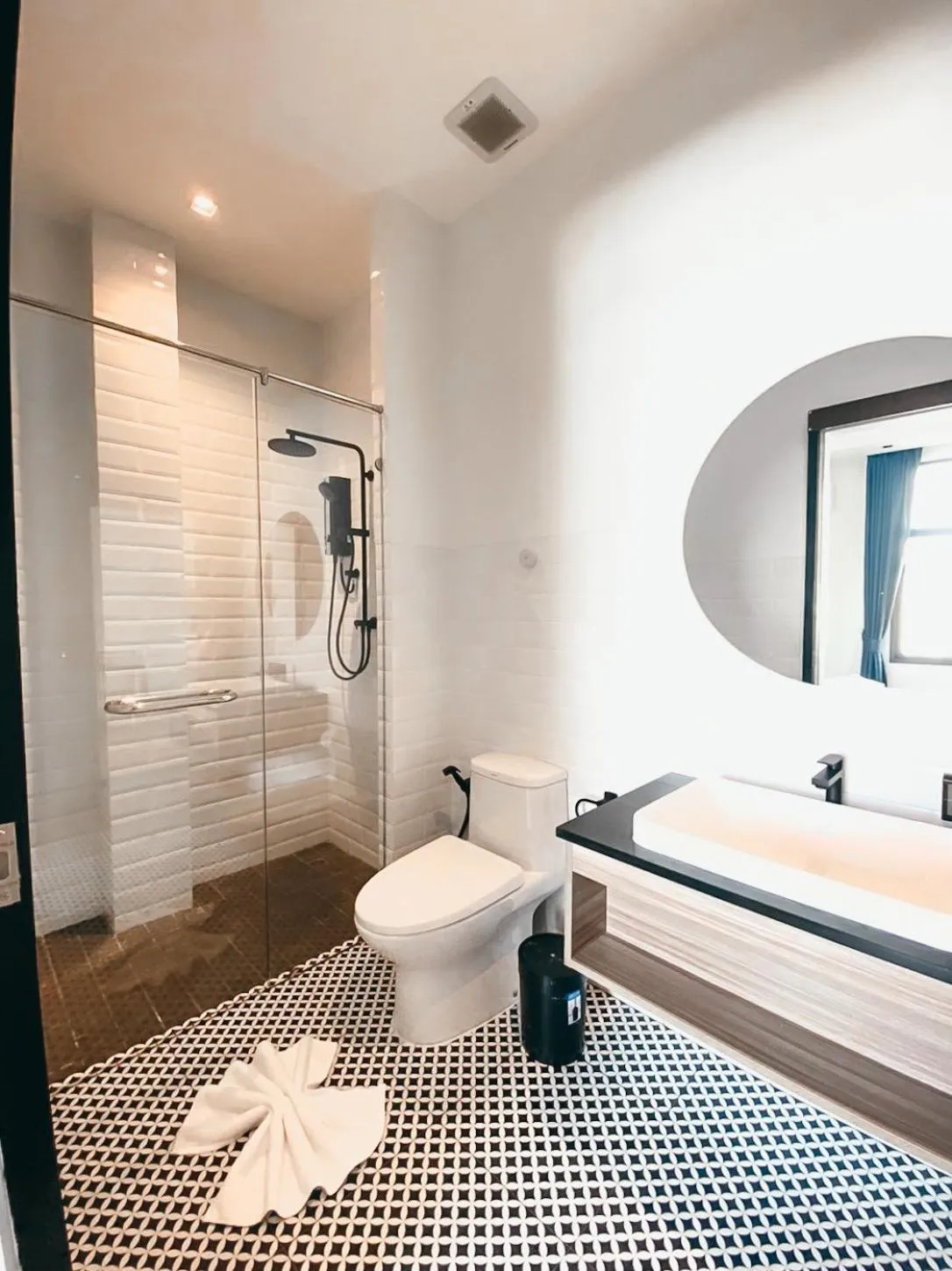 Bathroom in Play Poshtel & Cafe'