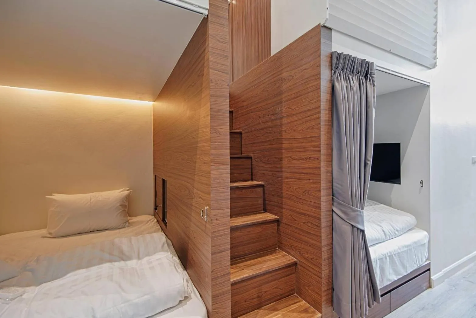 Photo of the whole room, Bed in Play Poshtel & Cafe'