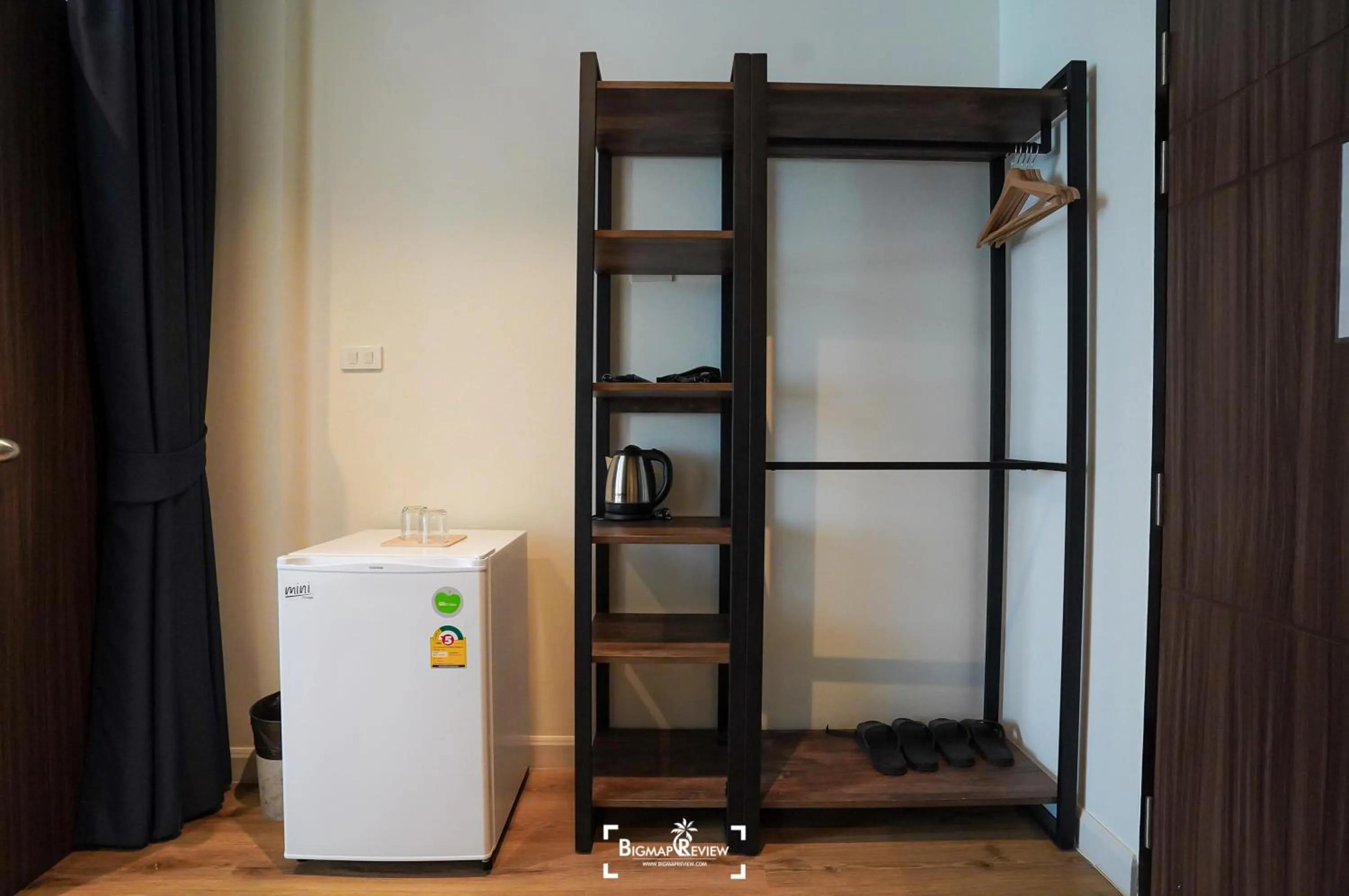 oven in Play Poshtel & Cafe'