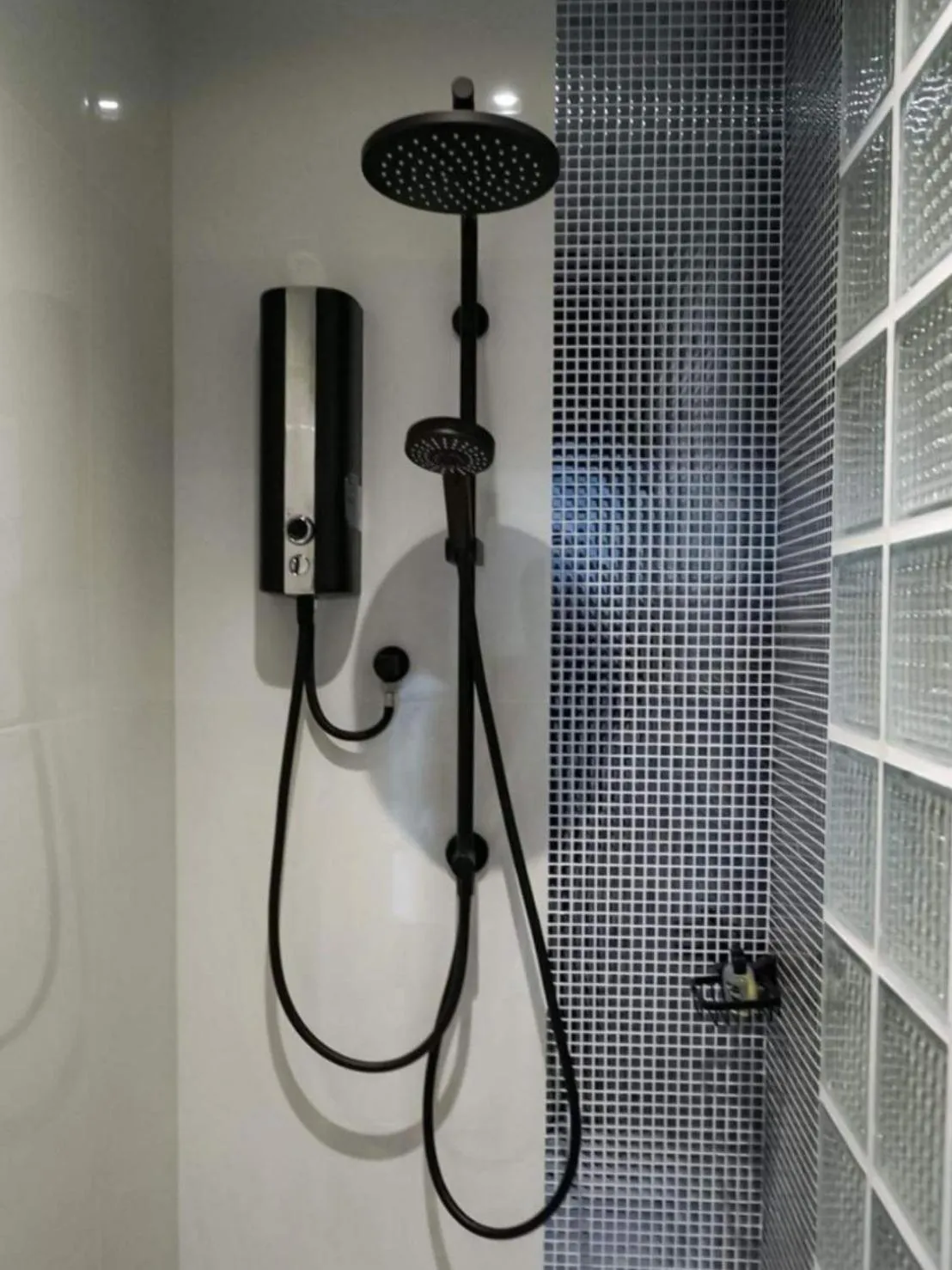 Bathroom in Play Poshtel & Cafe'