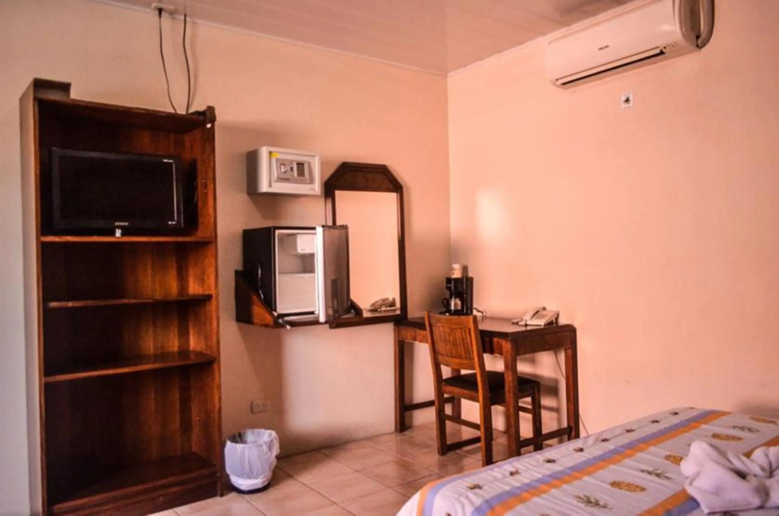 Communal lounge/ TV room, Bed in Hotel La Choza Inn