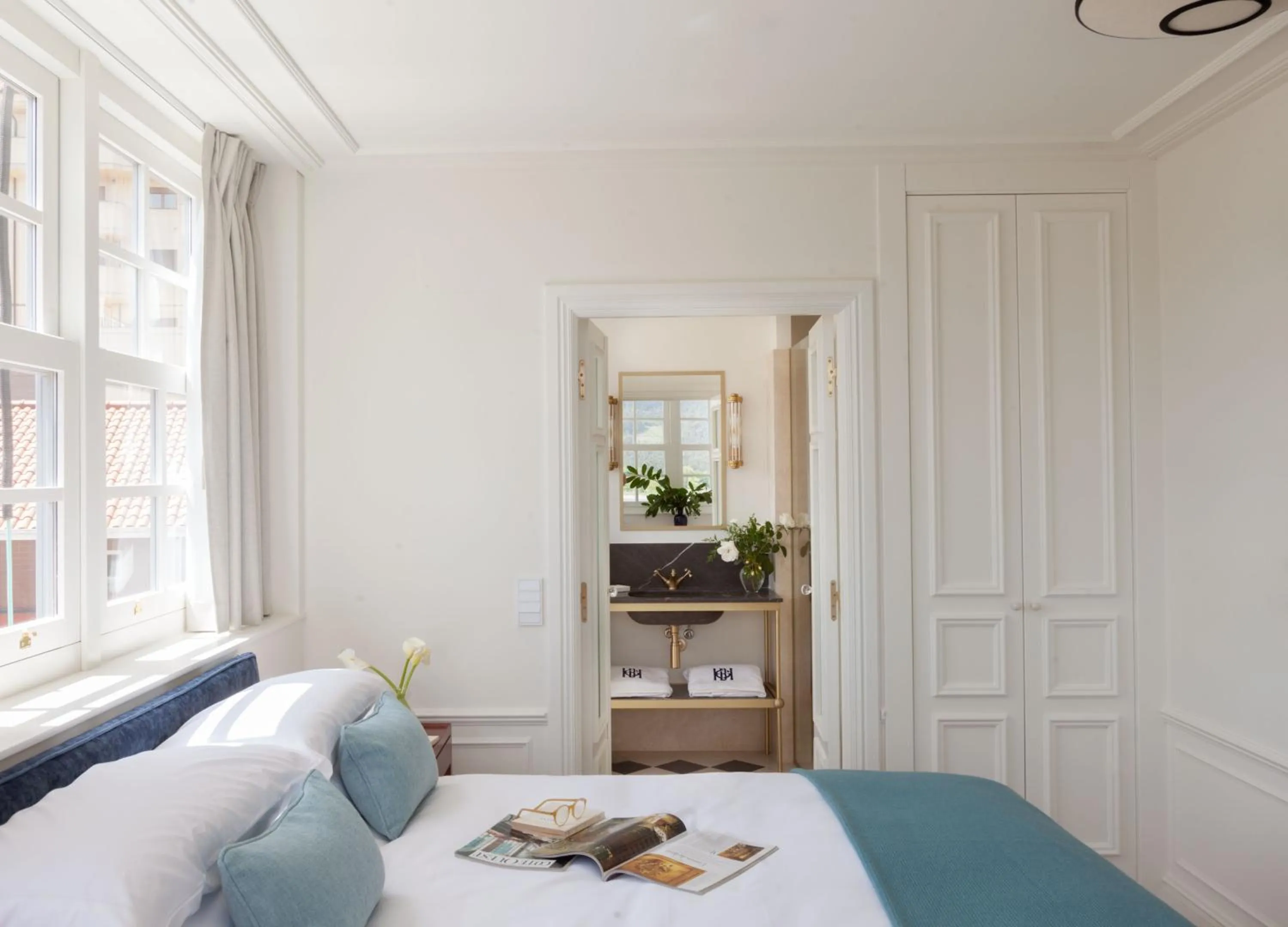Bathroom, Bed in Gran hotel Brillante