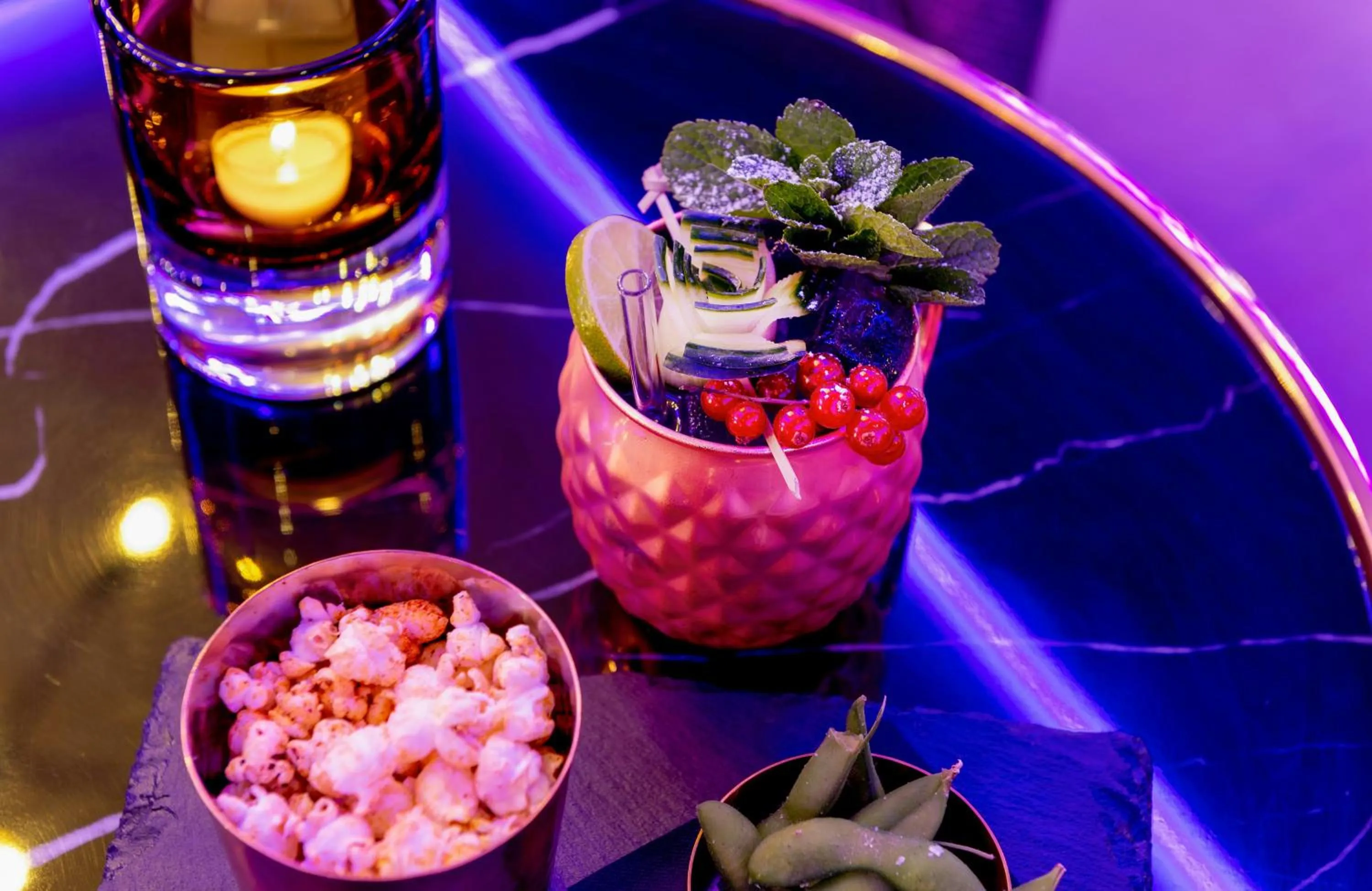 Lounge or bar in Leonardo Hotel Augsburg