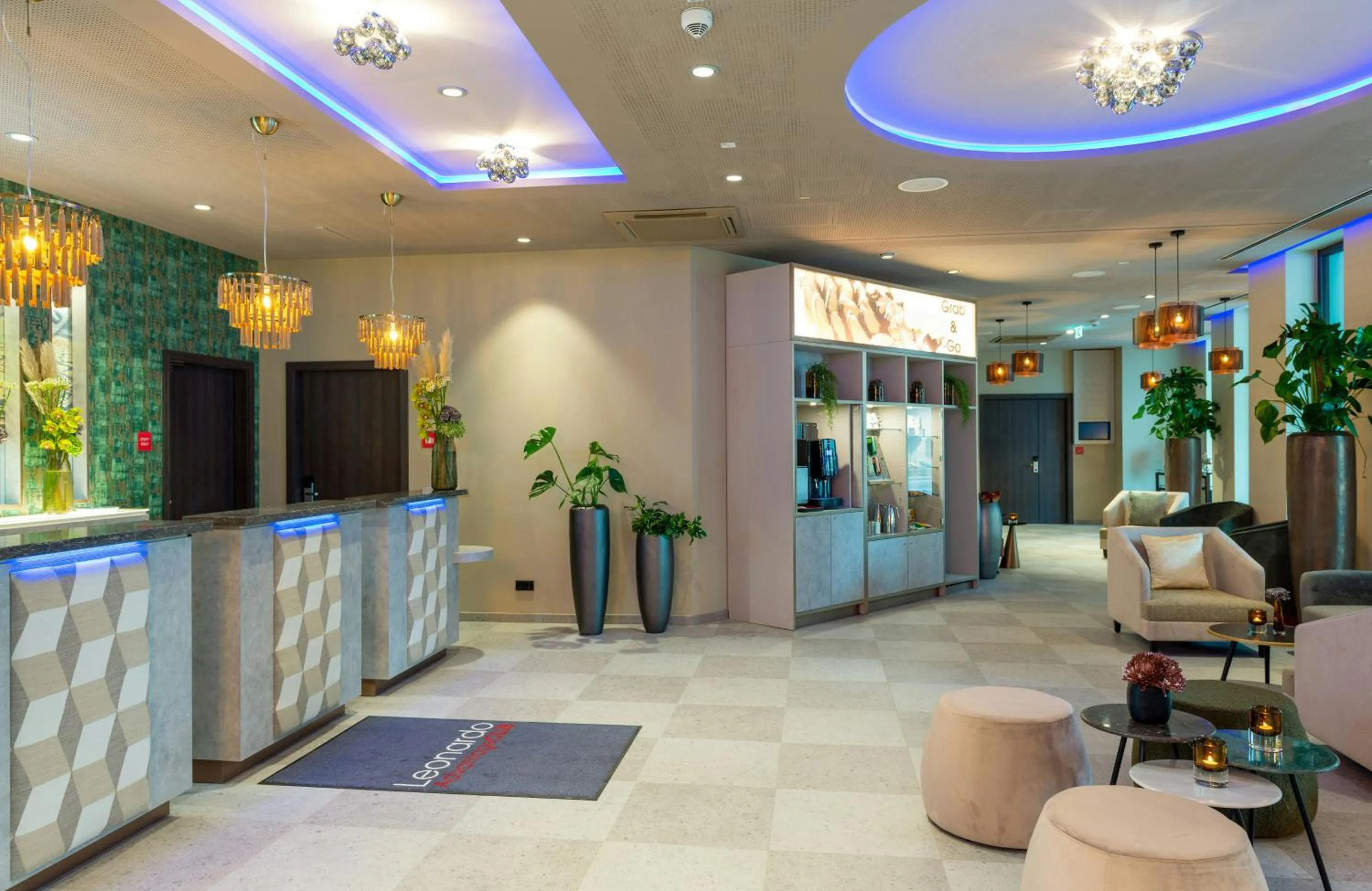 Lobby or reception in Leonardo Hotel Augsburg