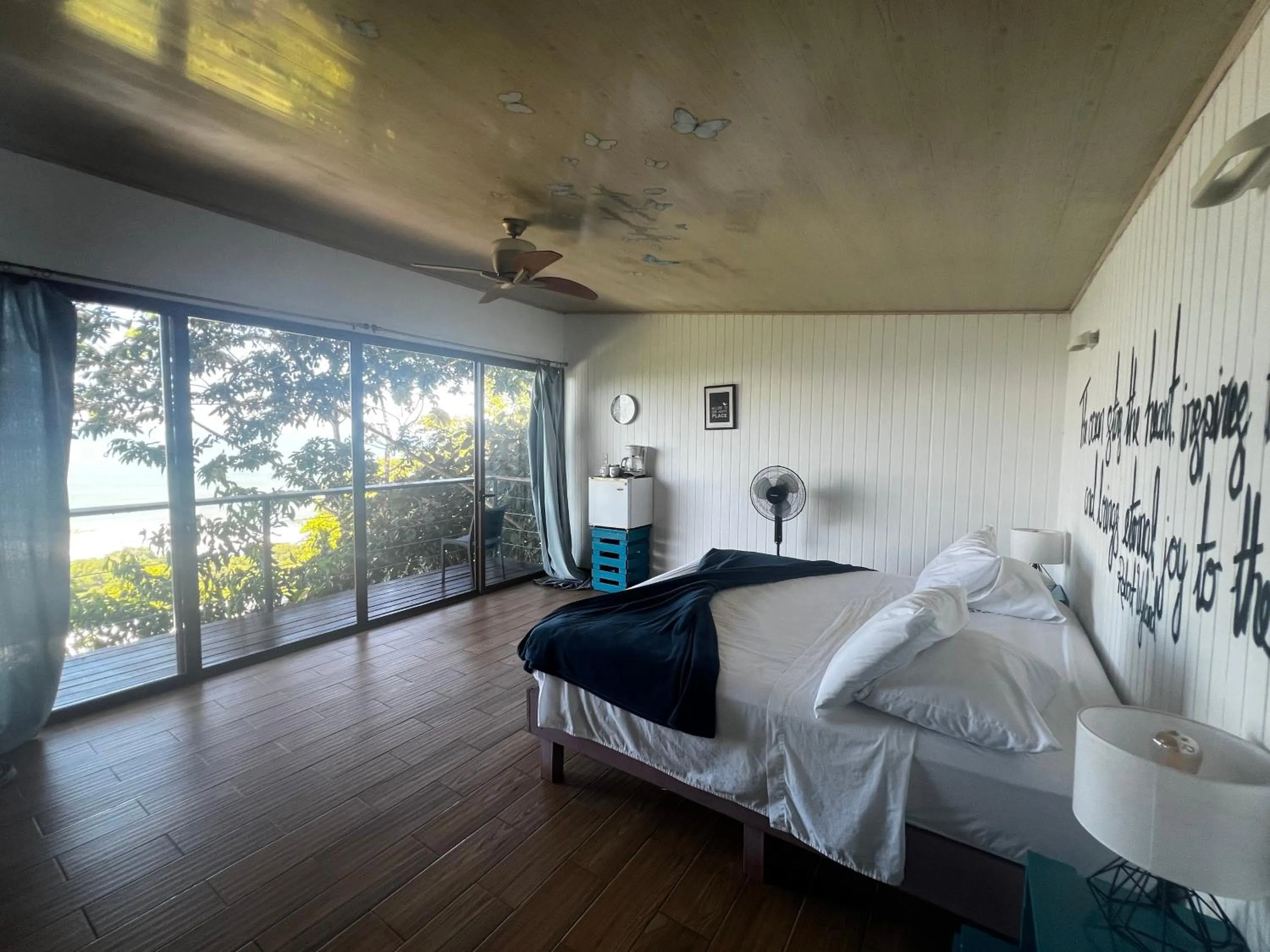 Bed in Ranchos Remo Lodge