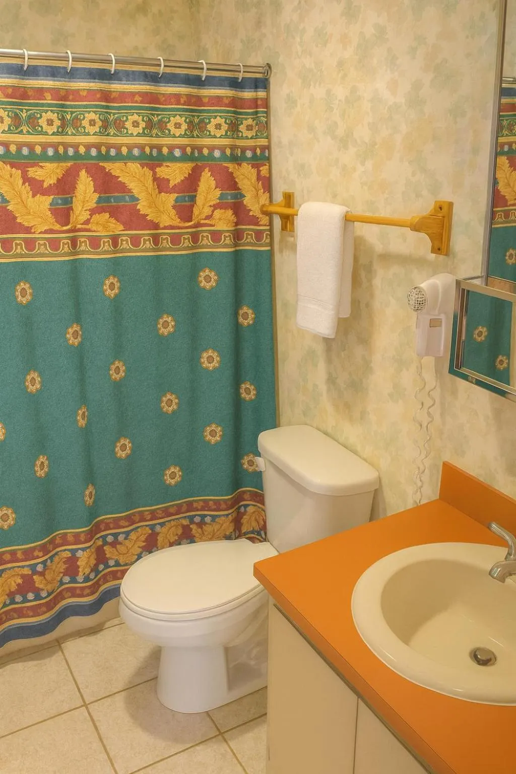 Toilet in Smoketree Lodge