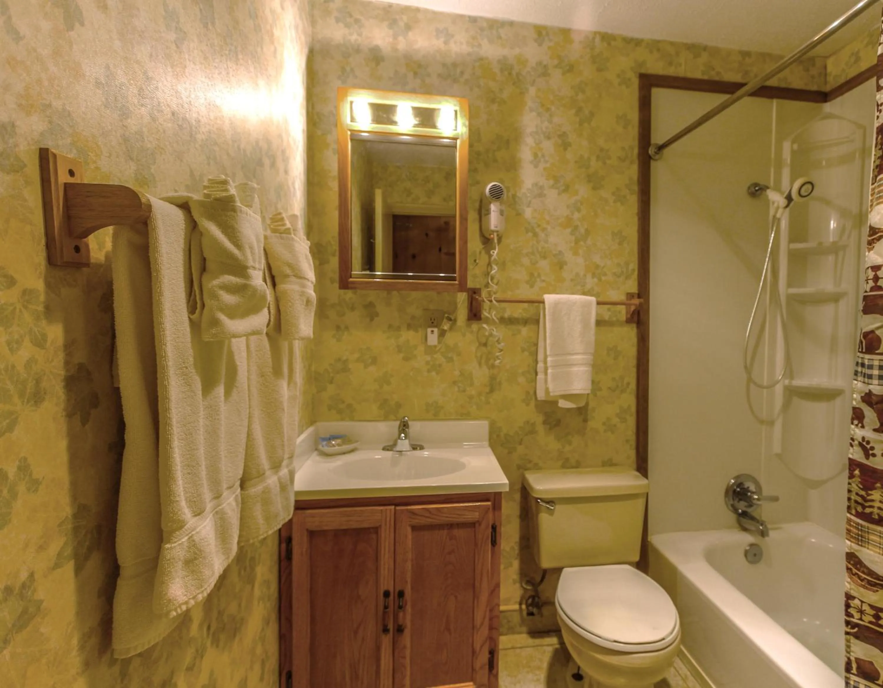 Bathroom in Smoketree Lodge