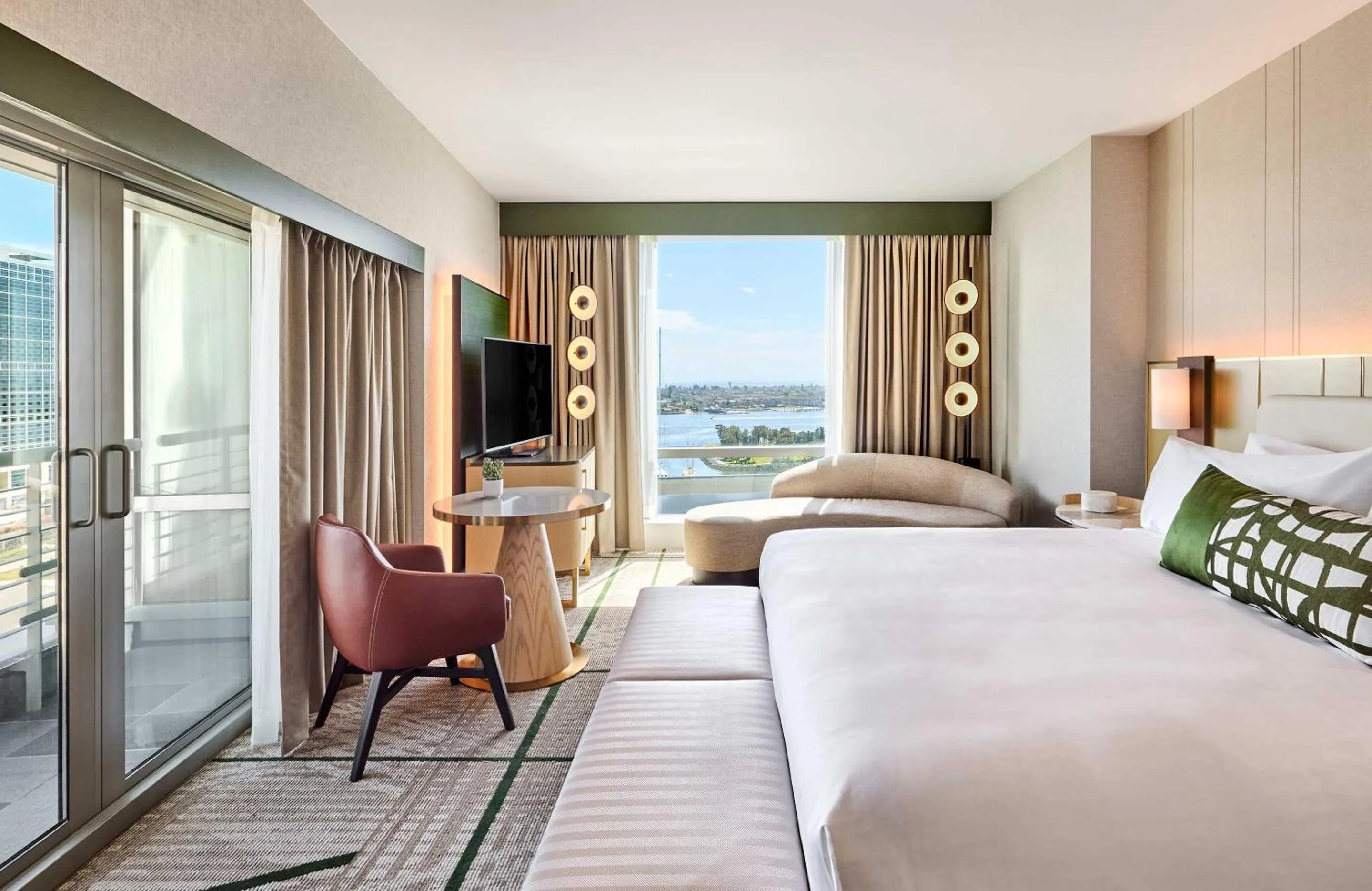 Photo of the whole room, Bed in Omni San Diego Hotel at the Ballpark