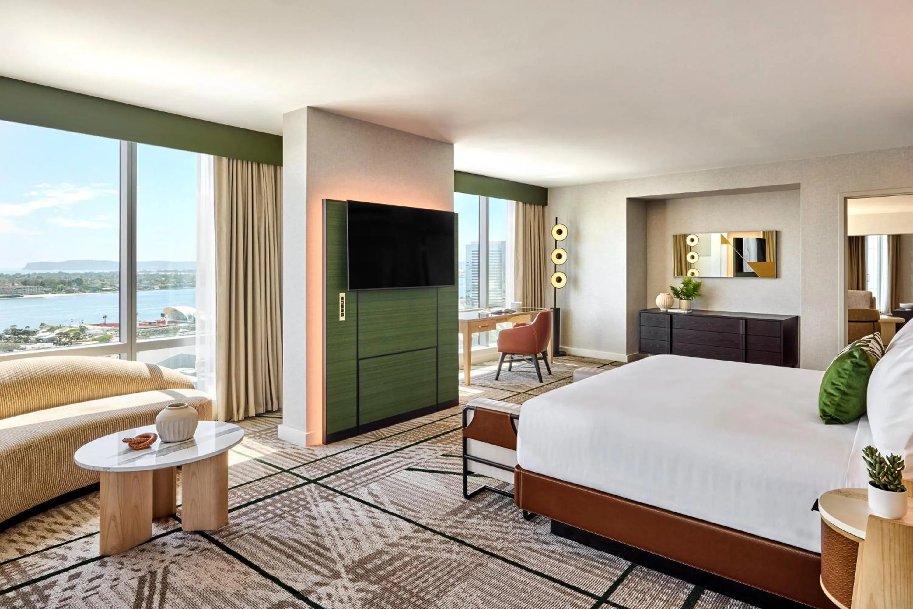 Bedroom, Bed in Omni San Diego Hotel at the Ballpark