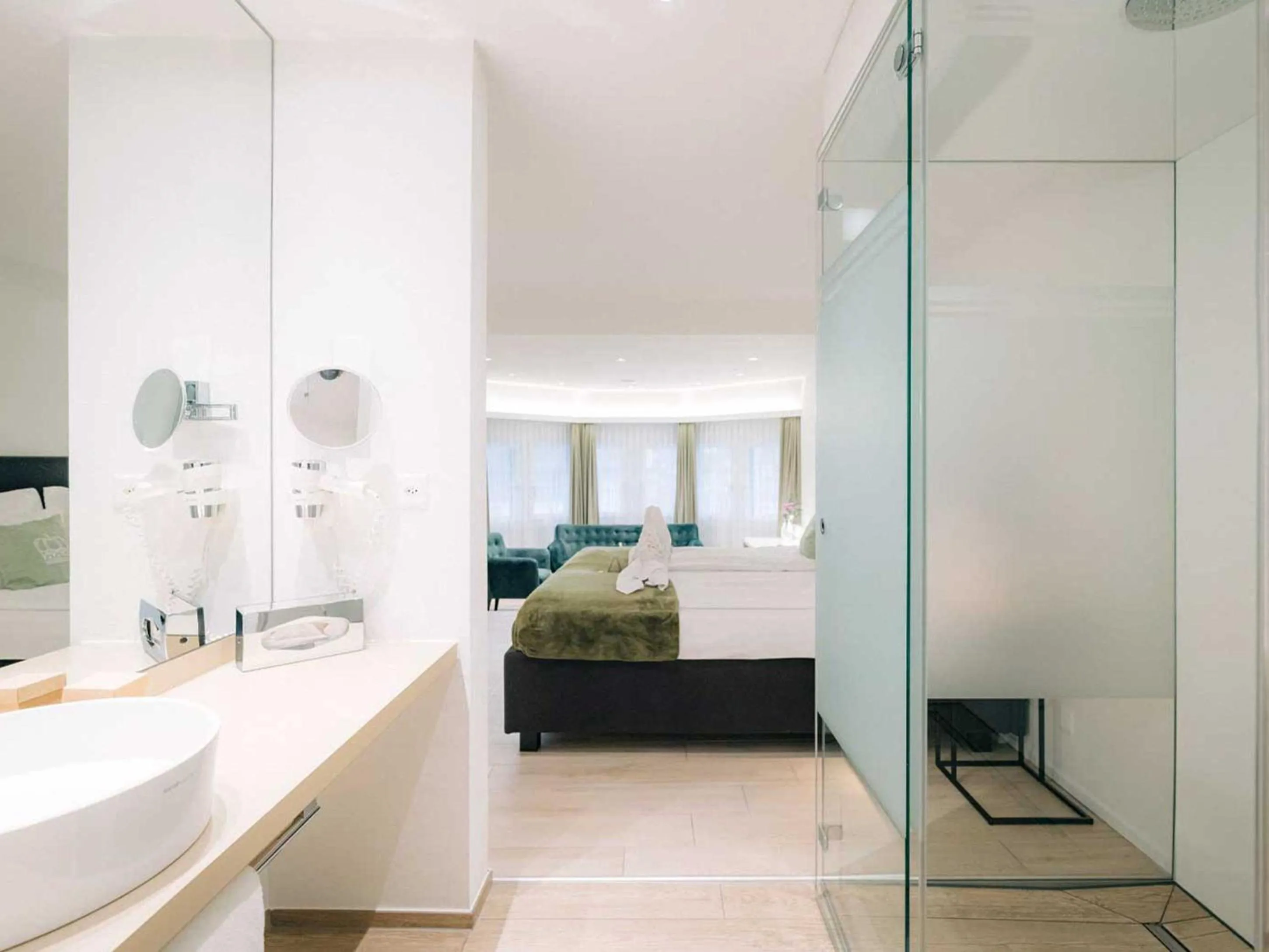 Photo of the whole room, Bed in Hotel Krone Thun